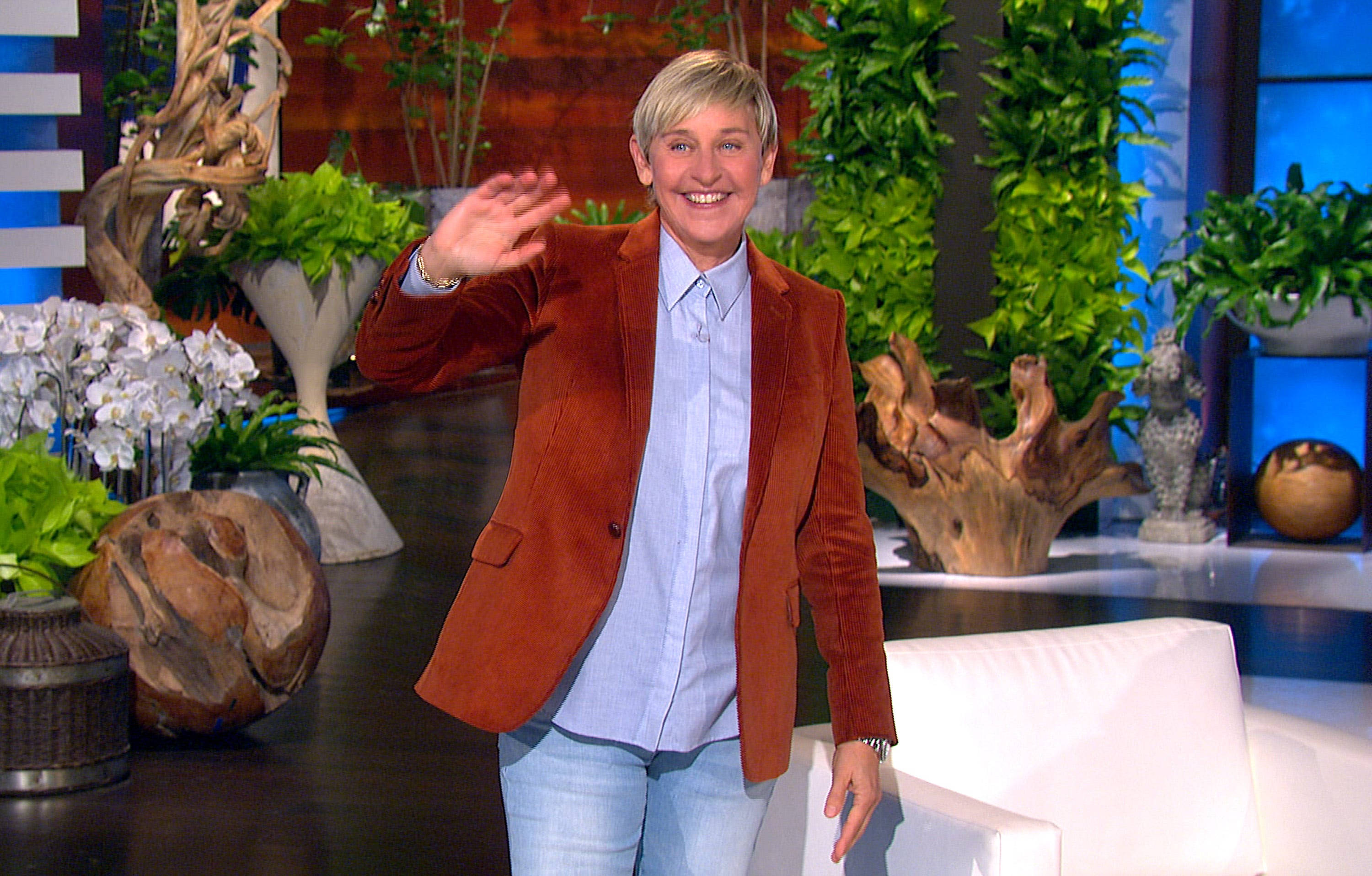 Ellen DeGeneres, talk show set, lush greenery, 2K Desktop Wallpaper
