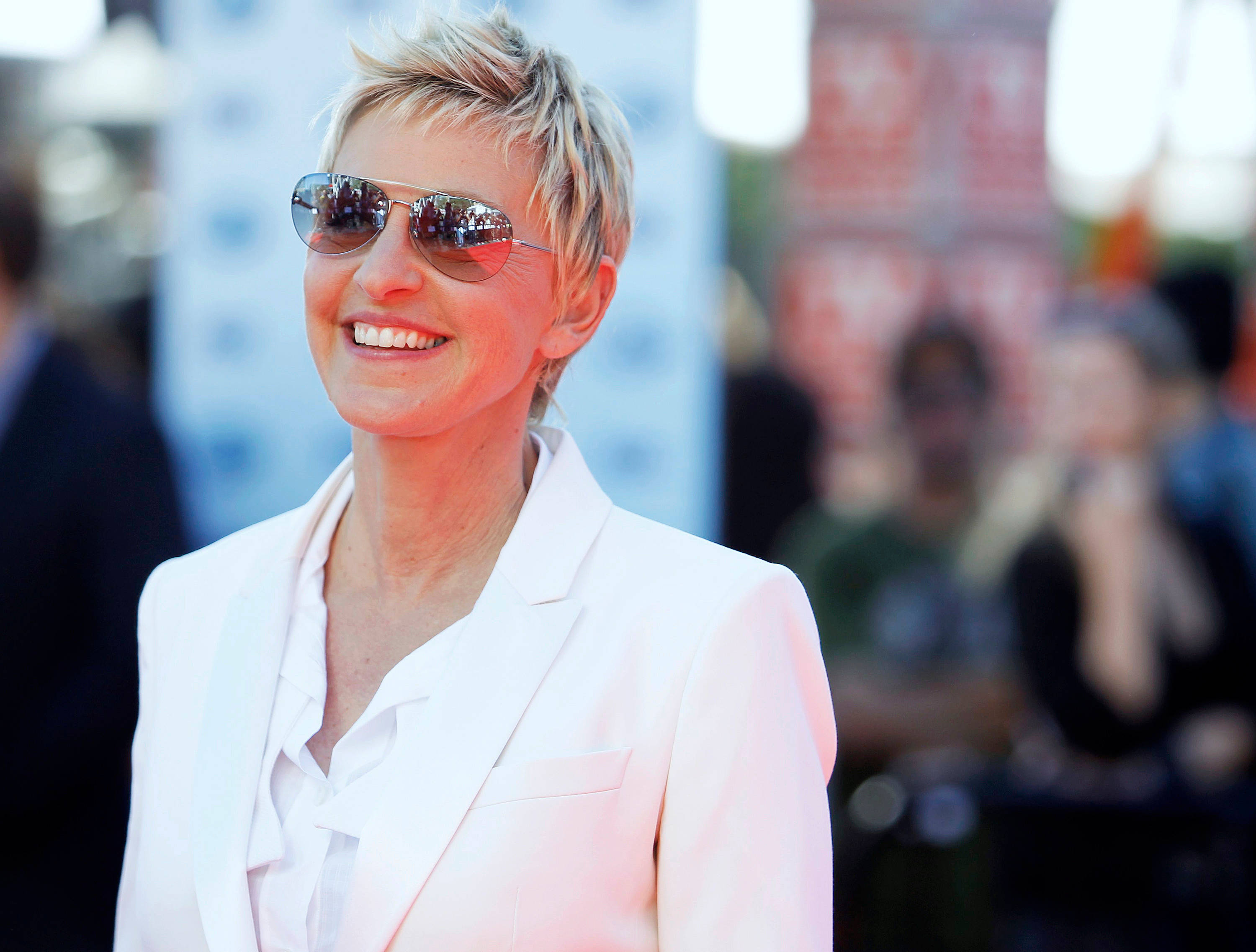 Ellen DeGeneres, white suit, aviator sunglasses, 2K Desktop Wallpaper