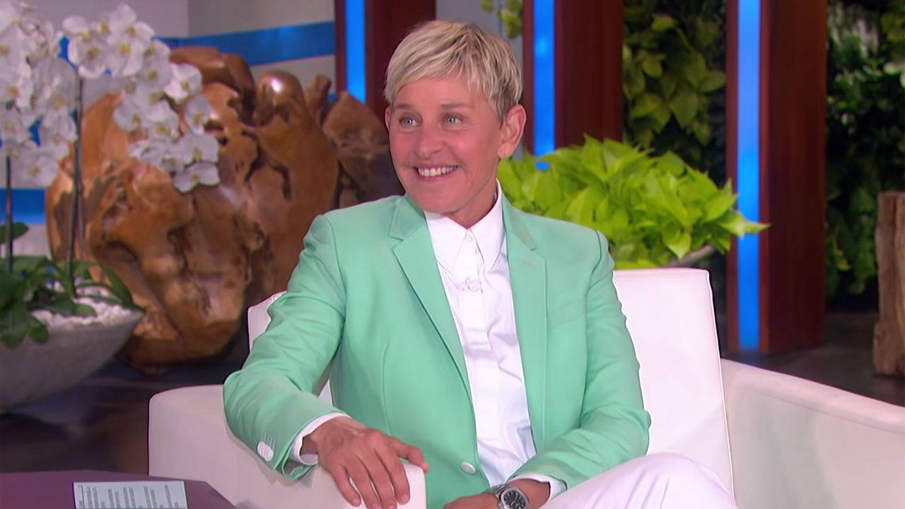 Ellen DeGeneres, mint green suit, white couch, HD Desktop Wallpaper