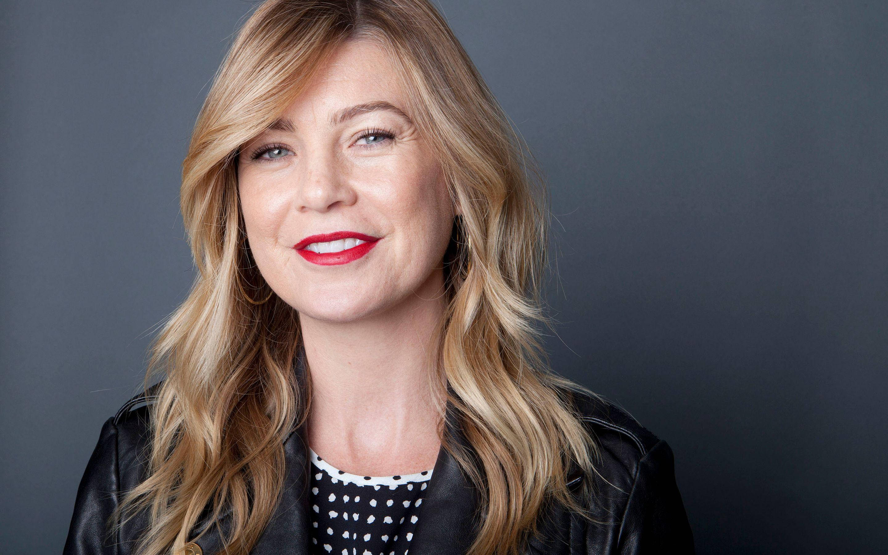 Ellen Pompeo, red lipstick, blonde wavy hair, 2K Desktop Wallpaper