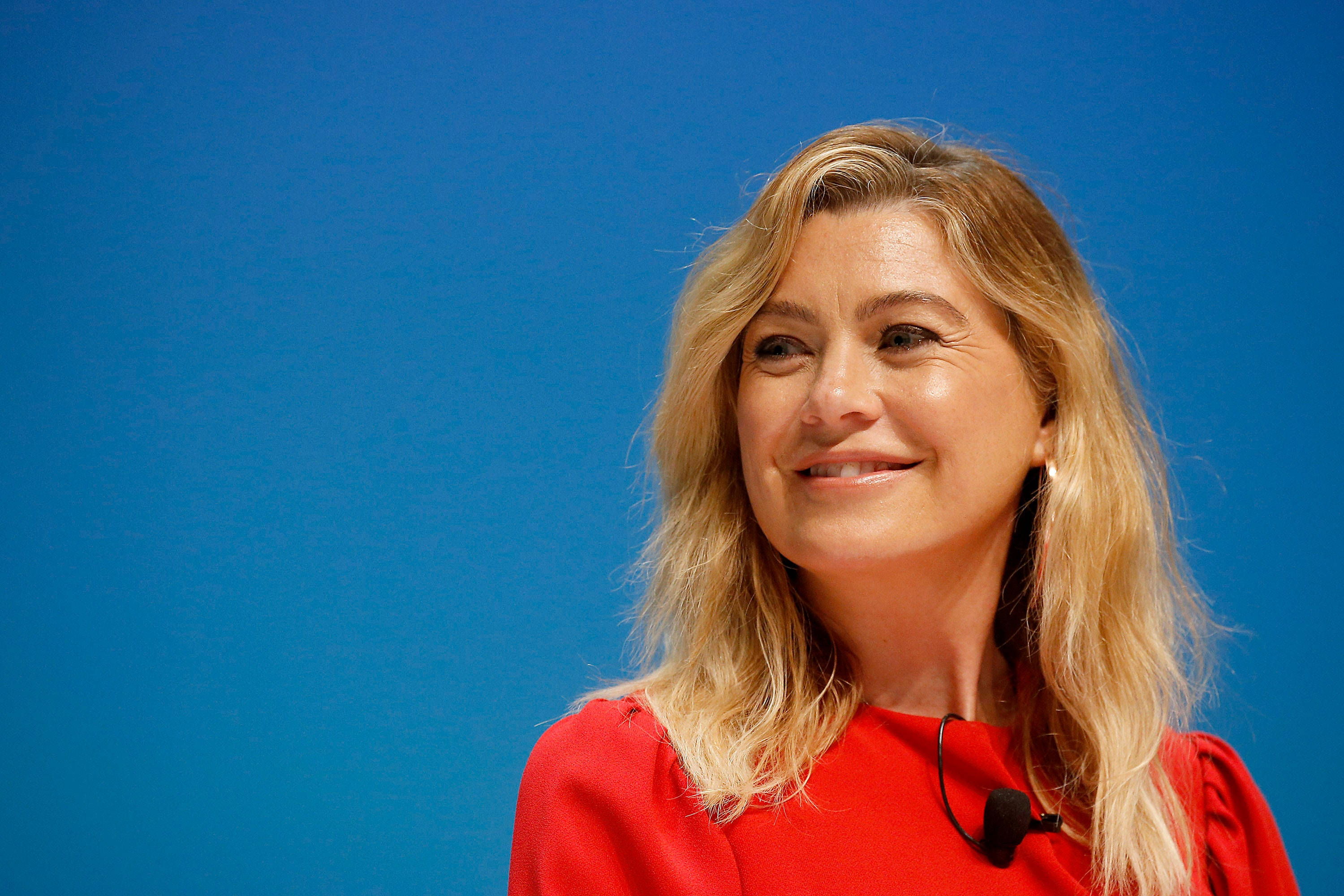 Ellen Pompeo, blonde hair, red top, 2K Desktop Wallpaper