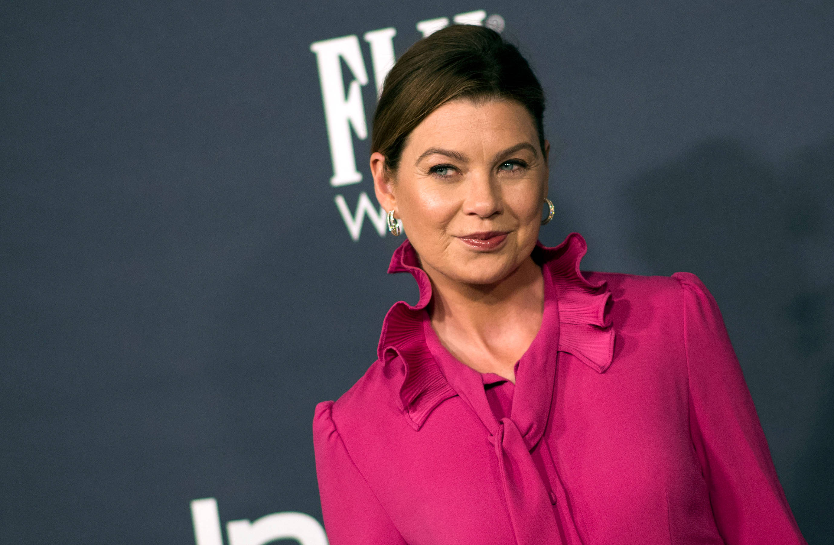 Ellen Pompeo, pink dress, vibrant pink blouse, 2K Desktop Wallpaper