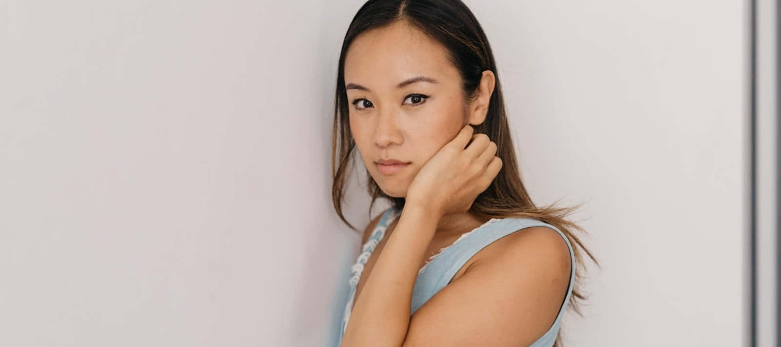 Ellen Wong, dark hair, plain white wall, HD Desktop Wallpaper
