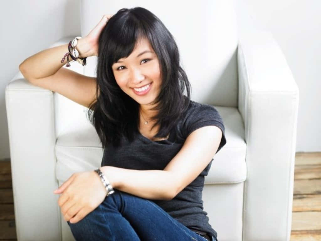 Ellen Wong, dark hair, white armchair, SD Desktop Wallpaper