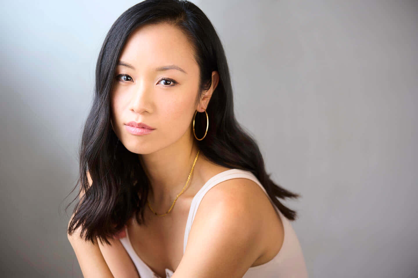 Ellen Wong, long dark hair, gold hoop earrings, HD Desktop Wallpaper