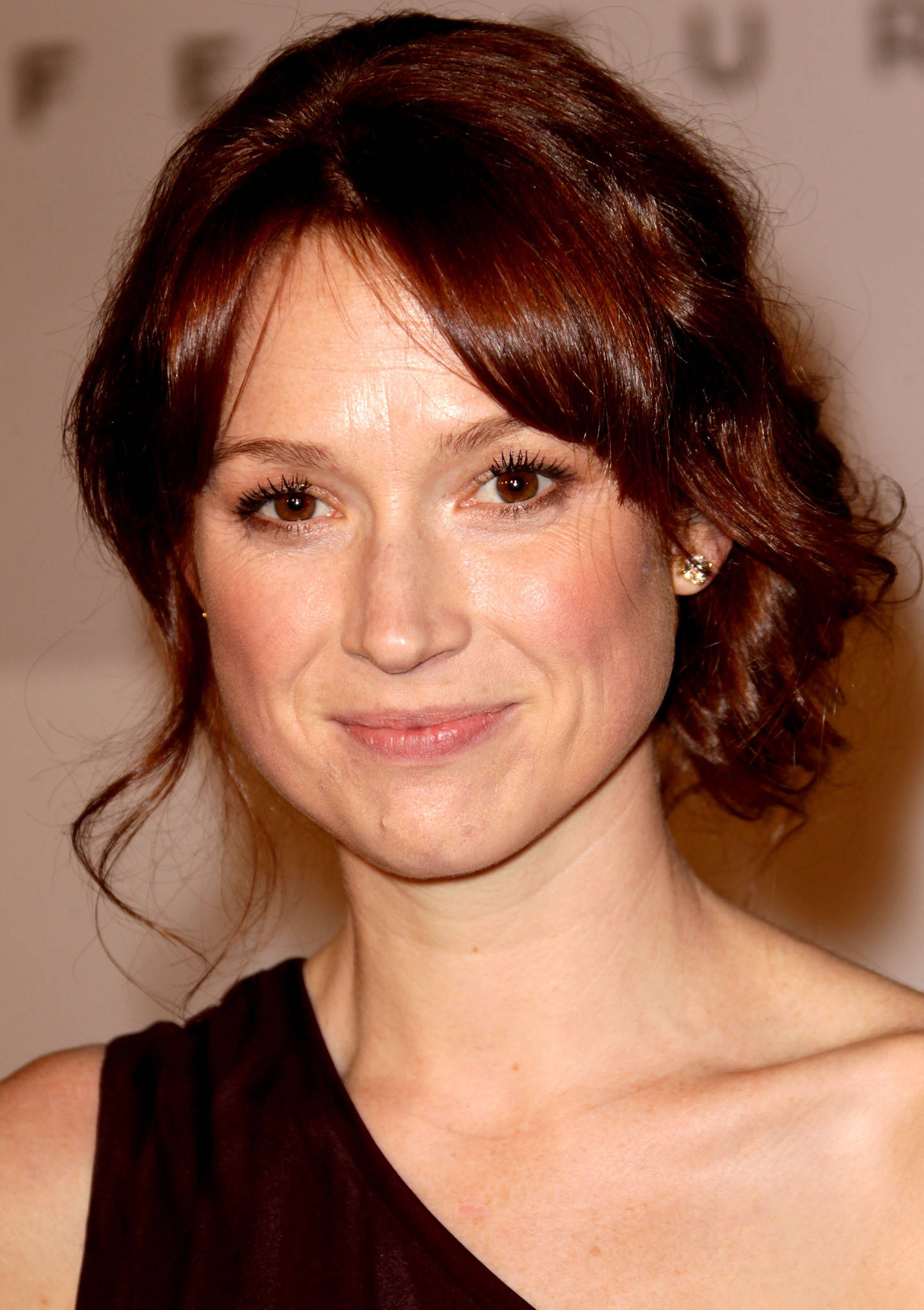 Ellie Kemper, wavy brown hair, gentle smile, Full HD Phone Wallpaper
