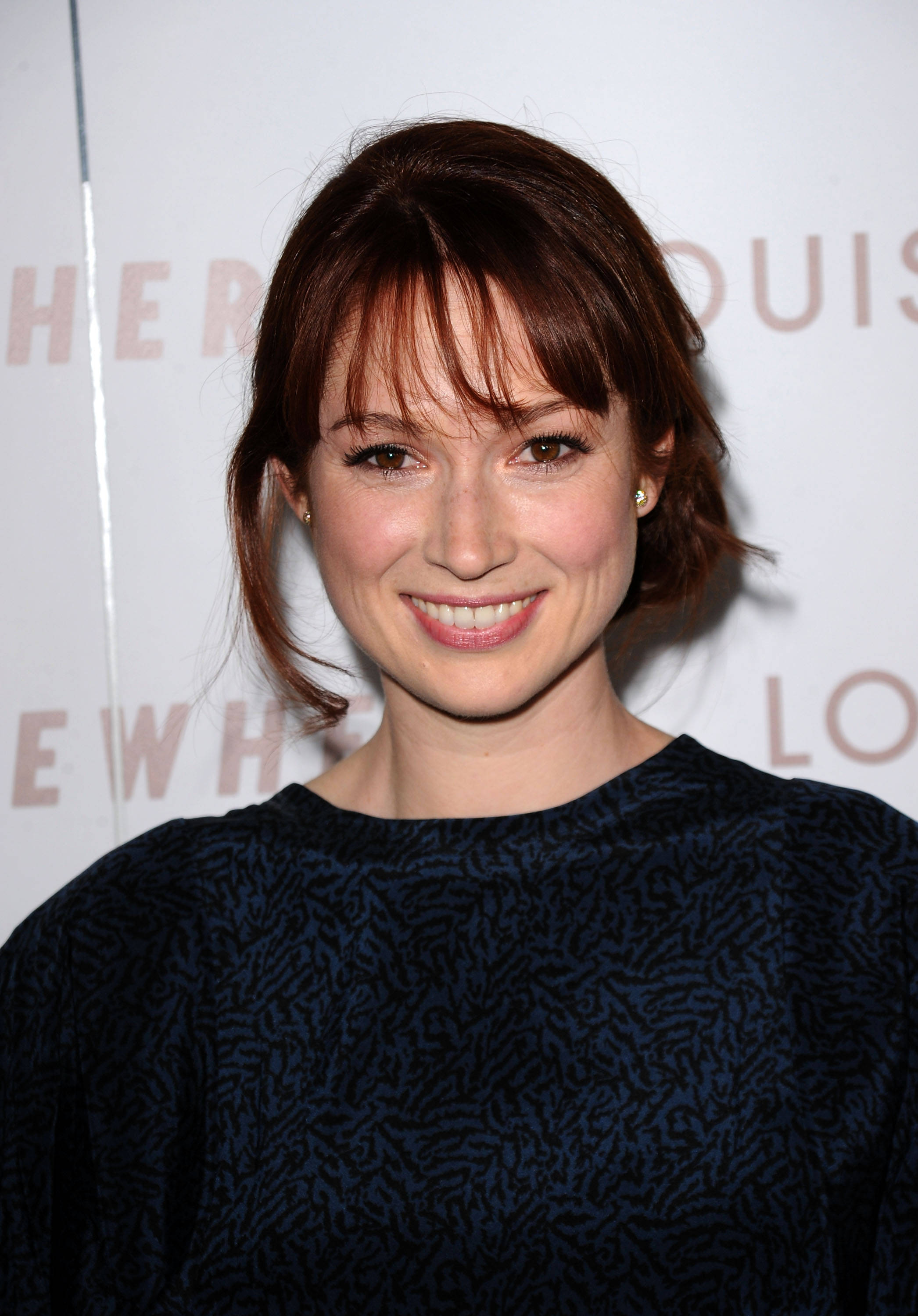 Ellie Kemper, auburn hair, gold earrings, 2K Phone Wallpaper
