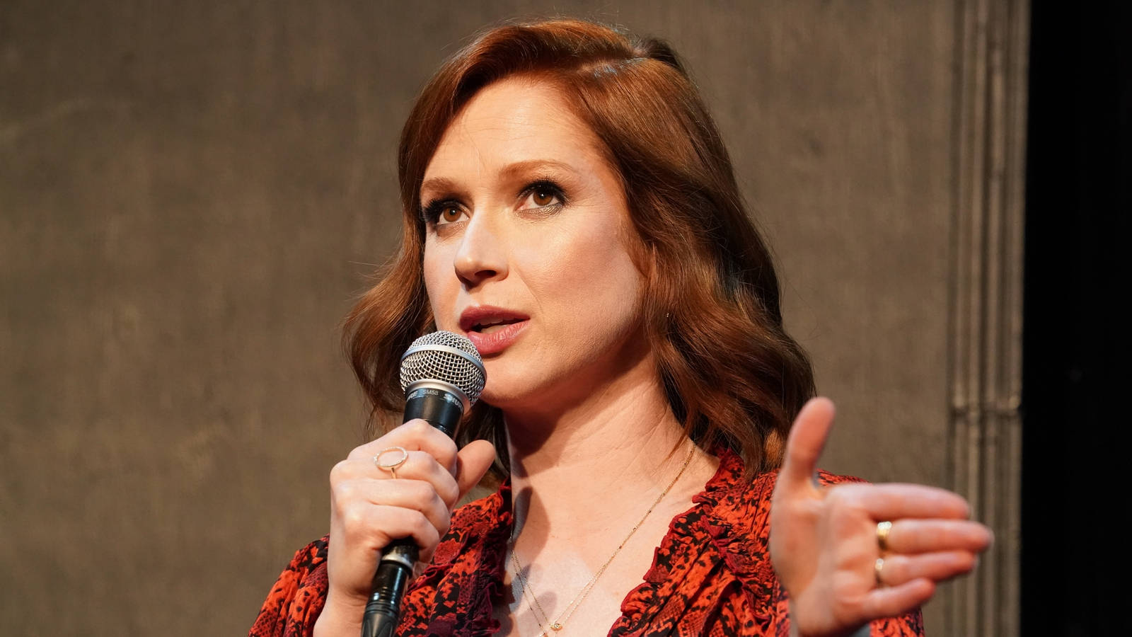 Ellie Kemper, red hair, microphone, HD Desktop Wallpaper