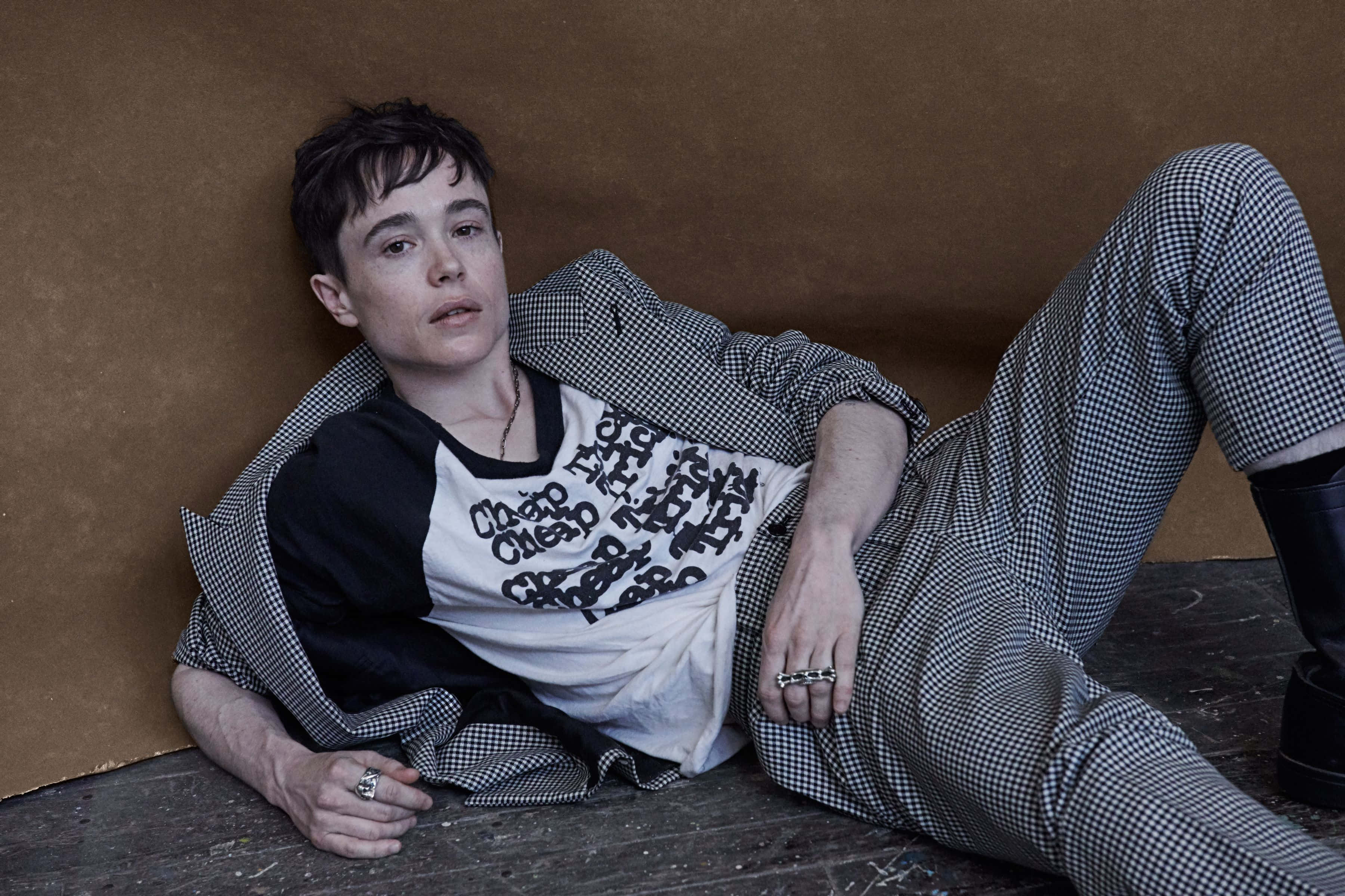 Elliot Page, black and white graphic tee, checkered pants, 2K Desktop Wallpaper