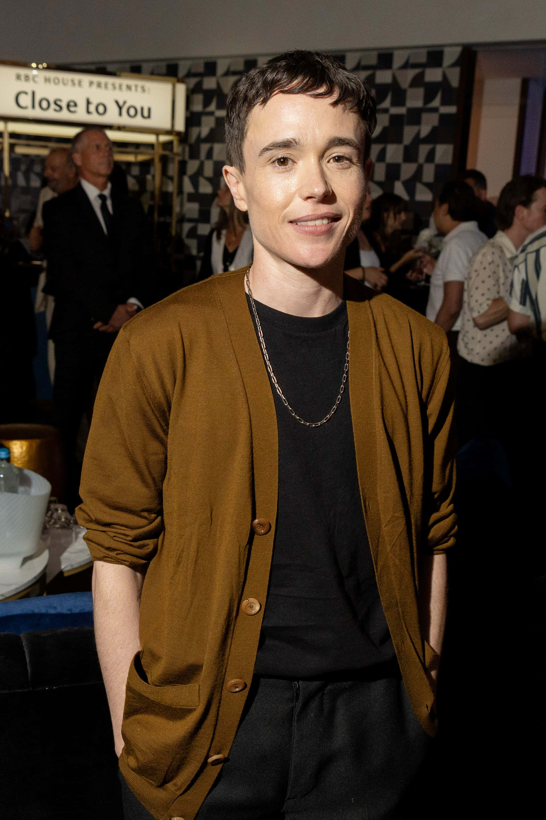 Elliot Page, brown cardigan, black shirt, 2K Phone Wallpaper