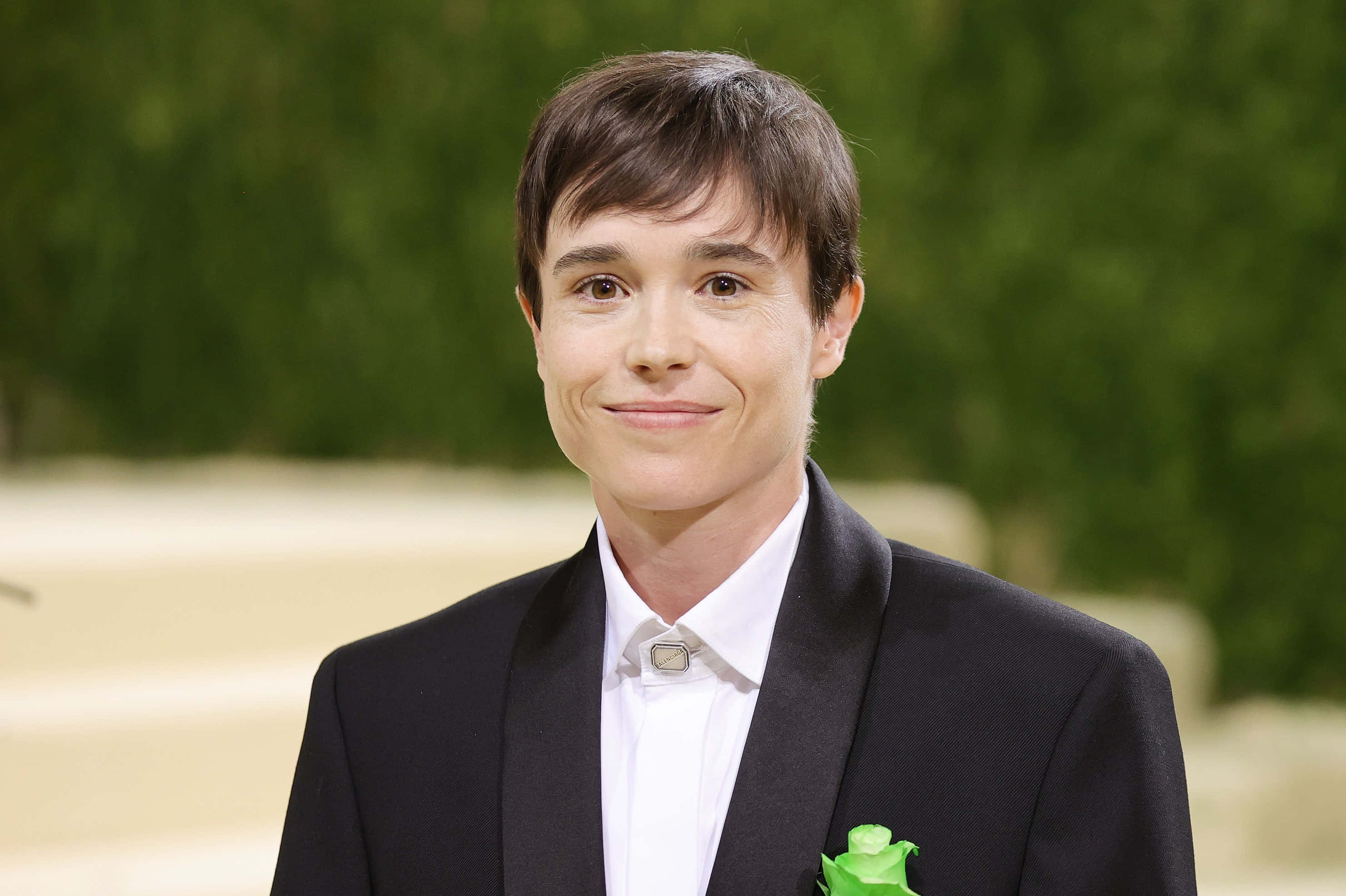 Elliot Page, black tuxedo, green rose boutonniere, 2K Desktop Wallpaper