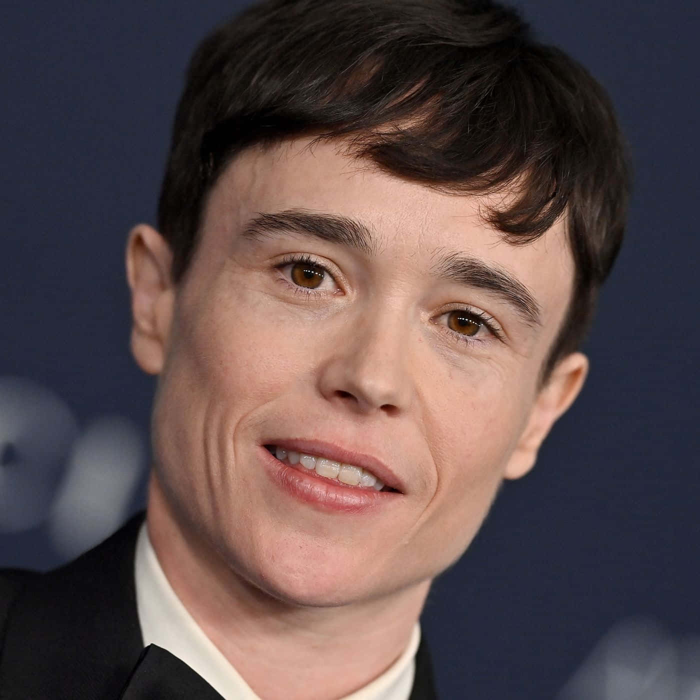 Elliot Page, dark hair, warm brown eyes, HD Desktop Wallpaper