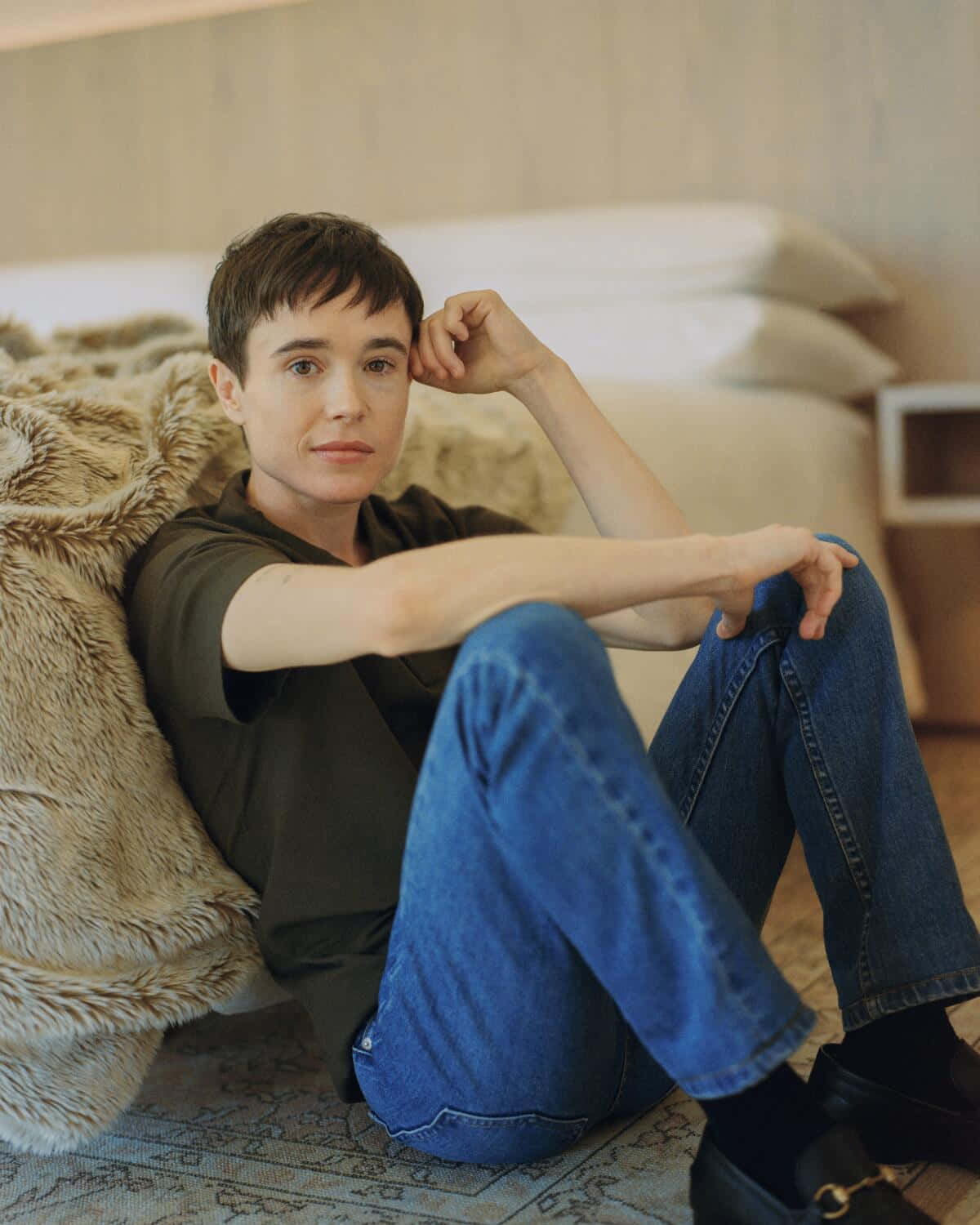 Elliot Page, short dark hair, patterned rug, HD Phone Wallpaper