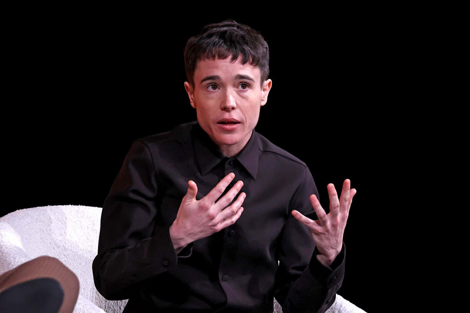 Elliot Page, black shirt, white textured chair, HD Desktop Wallpaper