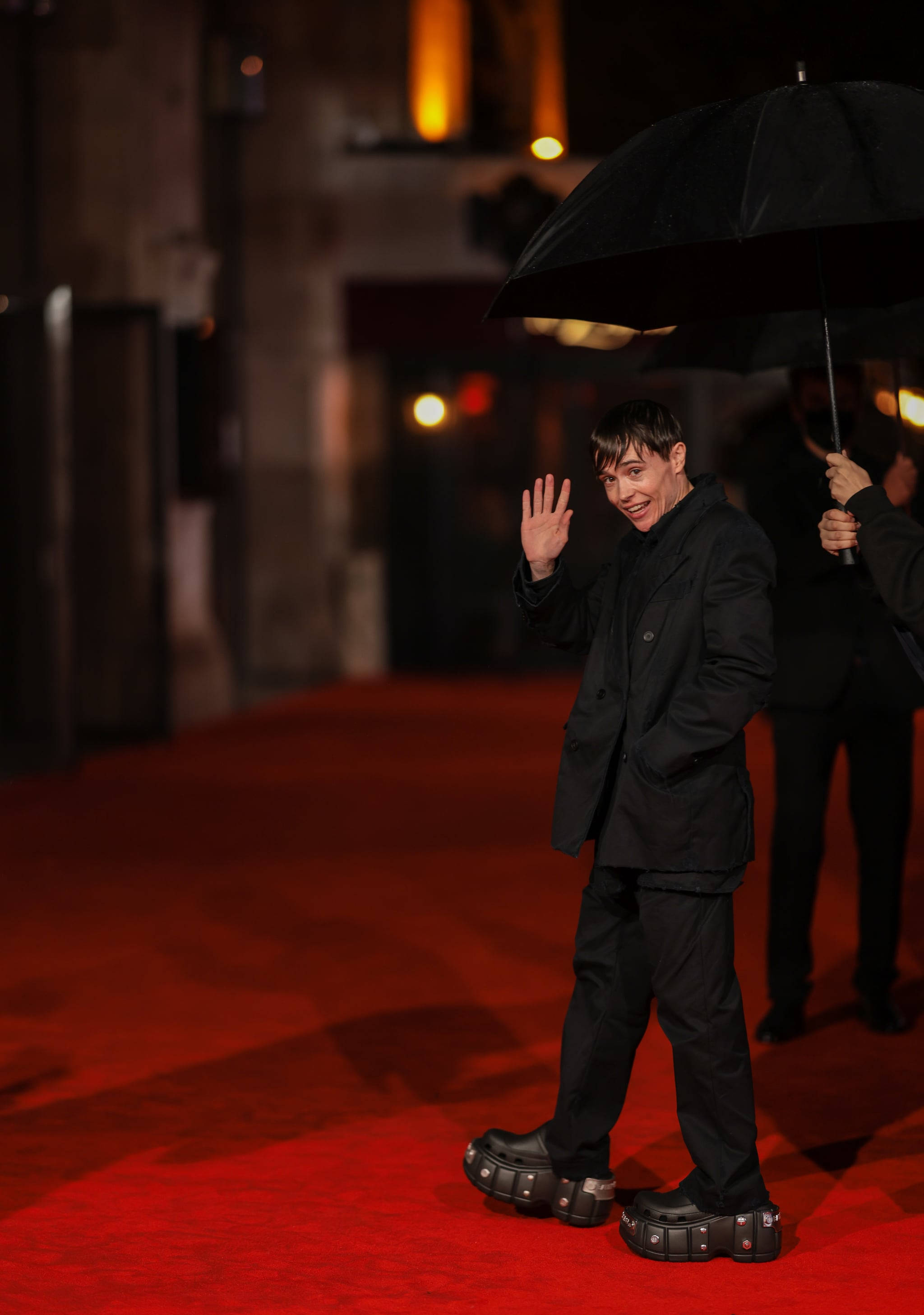 Elliot Page, red carpet, black umbrella, 2K Phone Wallpaper
