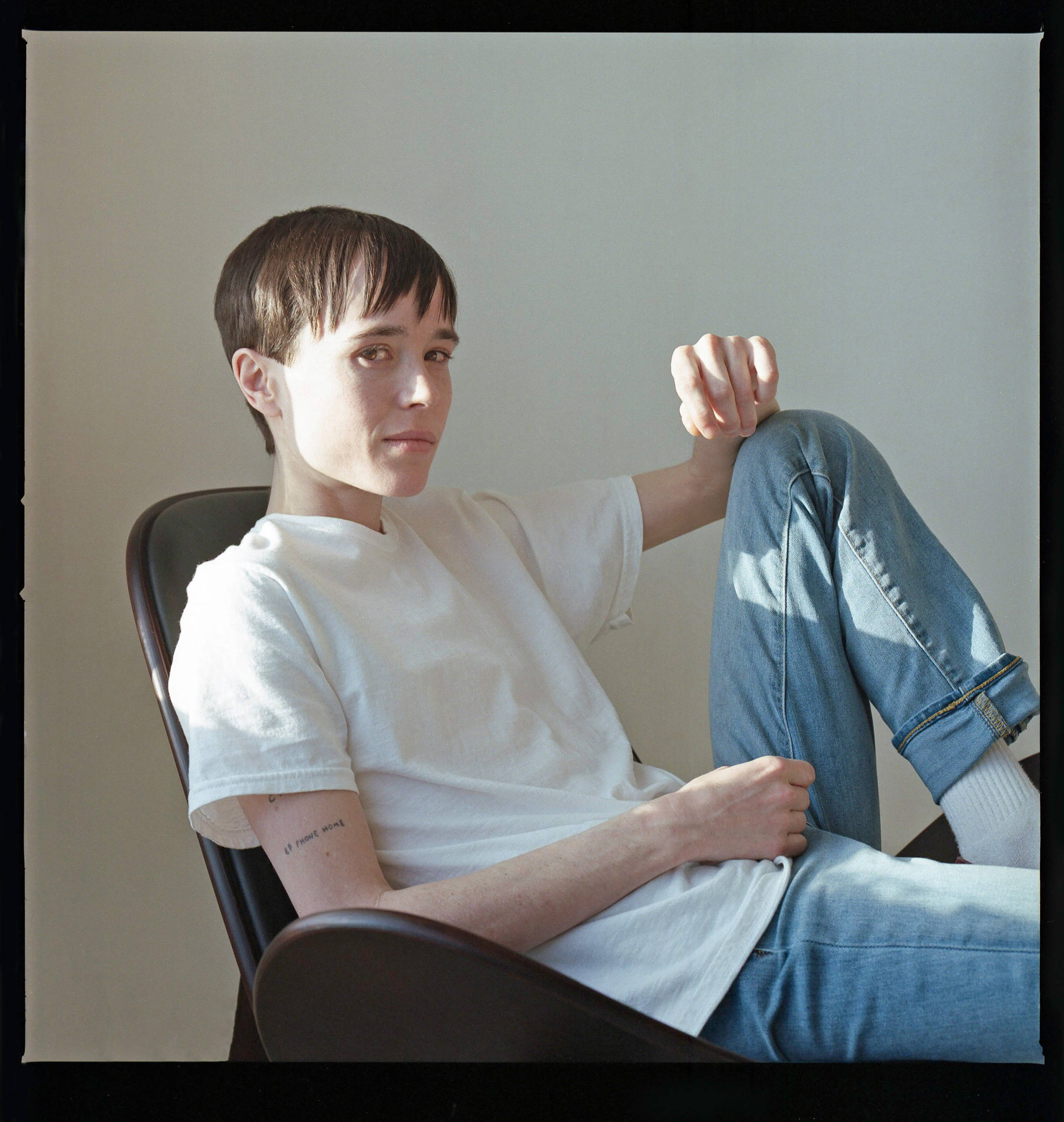 Elliot Page, short dark hair, white t-shirt, Full HD Phone Wallpaper