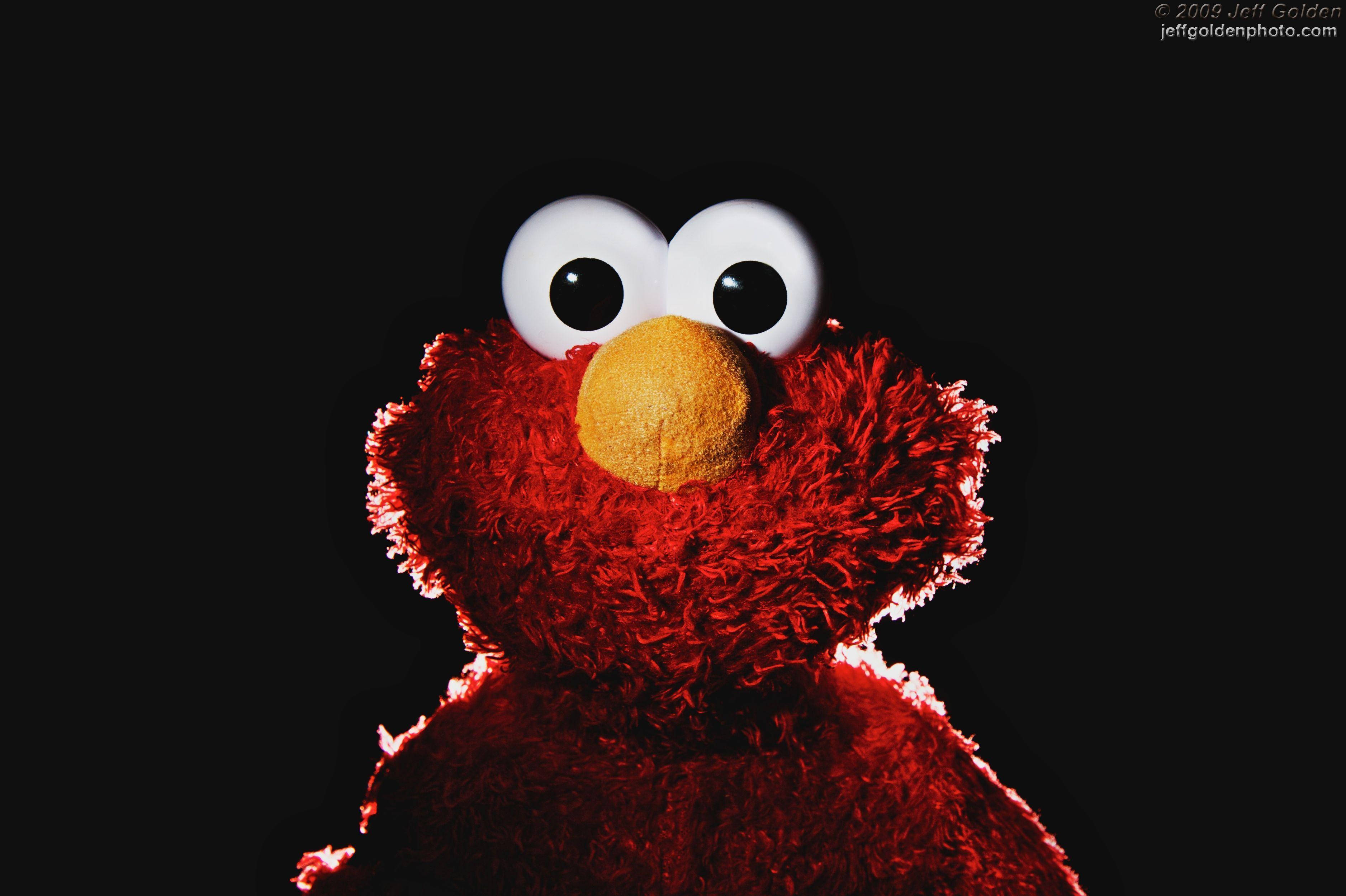 Elmo, red furry face, large white eyes, 2K Desktop Wallpaper