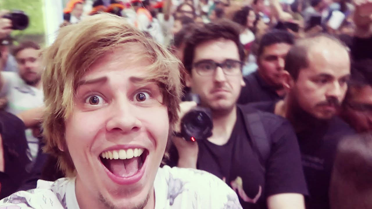 Elrubiusomg, blonde hair, grins wildly, HD Desktop Wallpaper