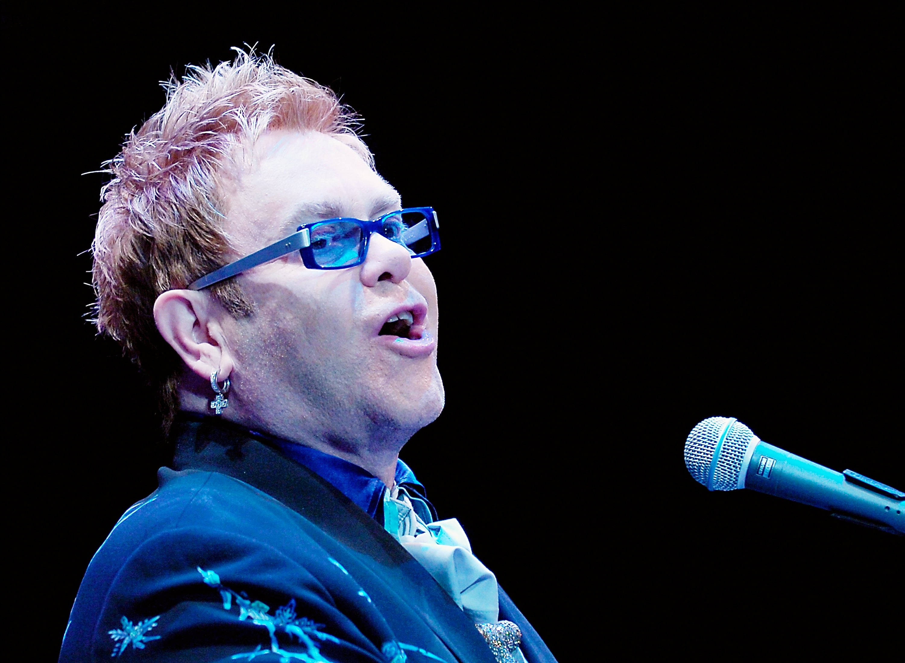 Elton John, microphone, blue stage lighting, 2K Desktop Wallpaper