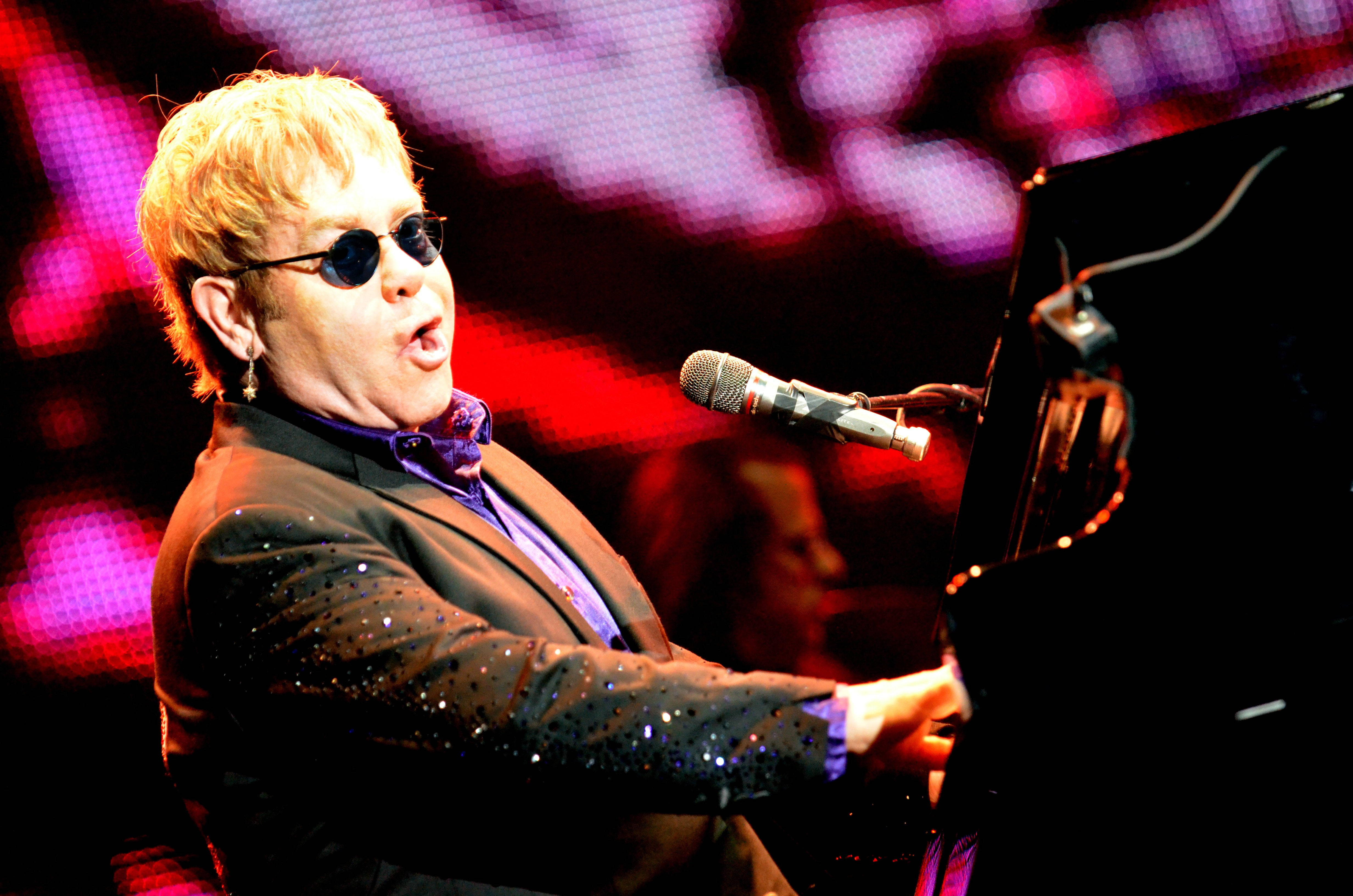 Elton John, pink stage, sparkly jacket, 4K Desktop Wallpaper