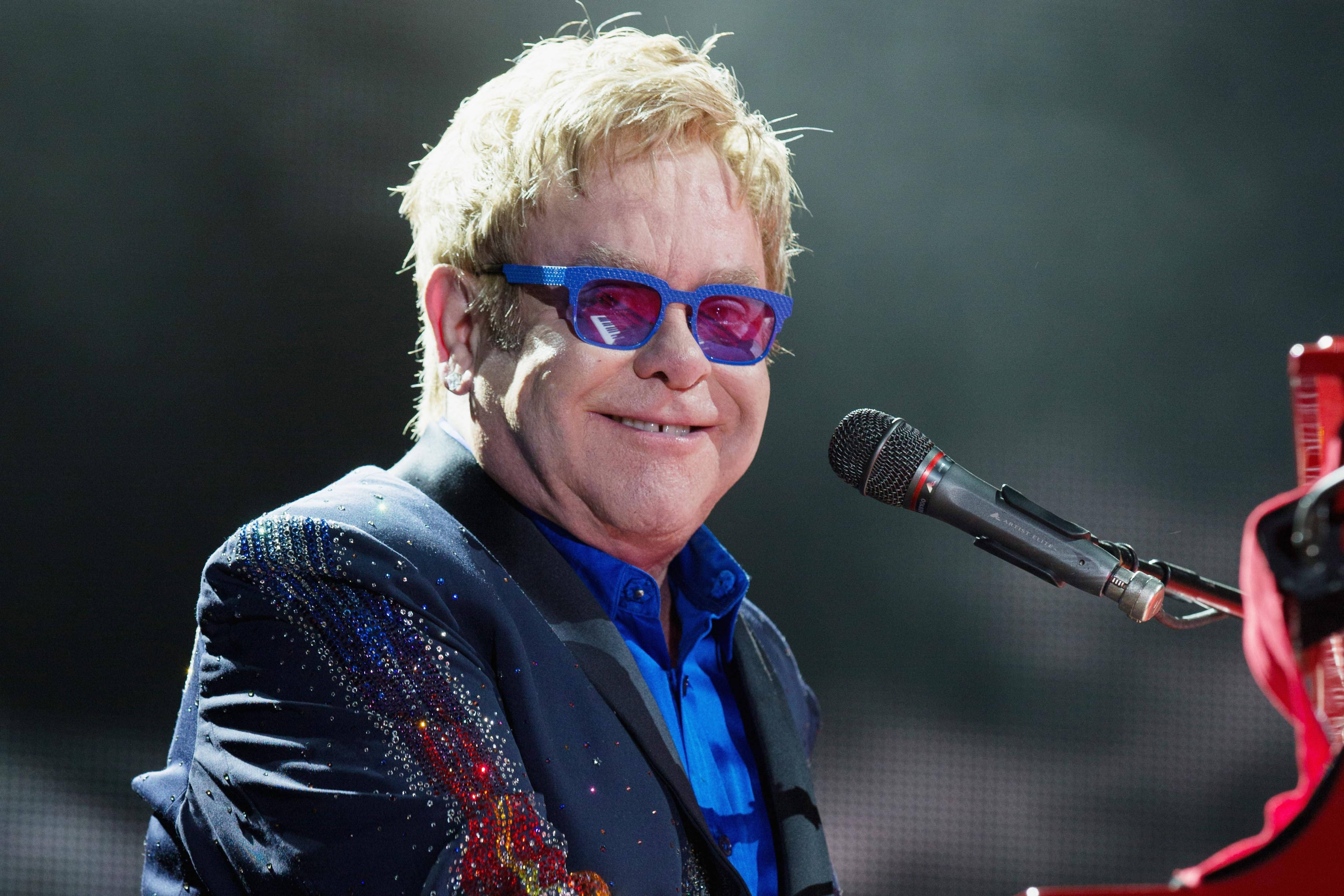 Elton John, piano, blue sunglasses, 2K Desktop Wallpaper
