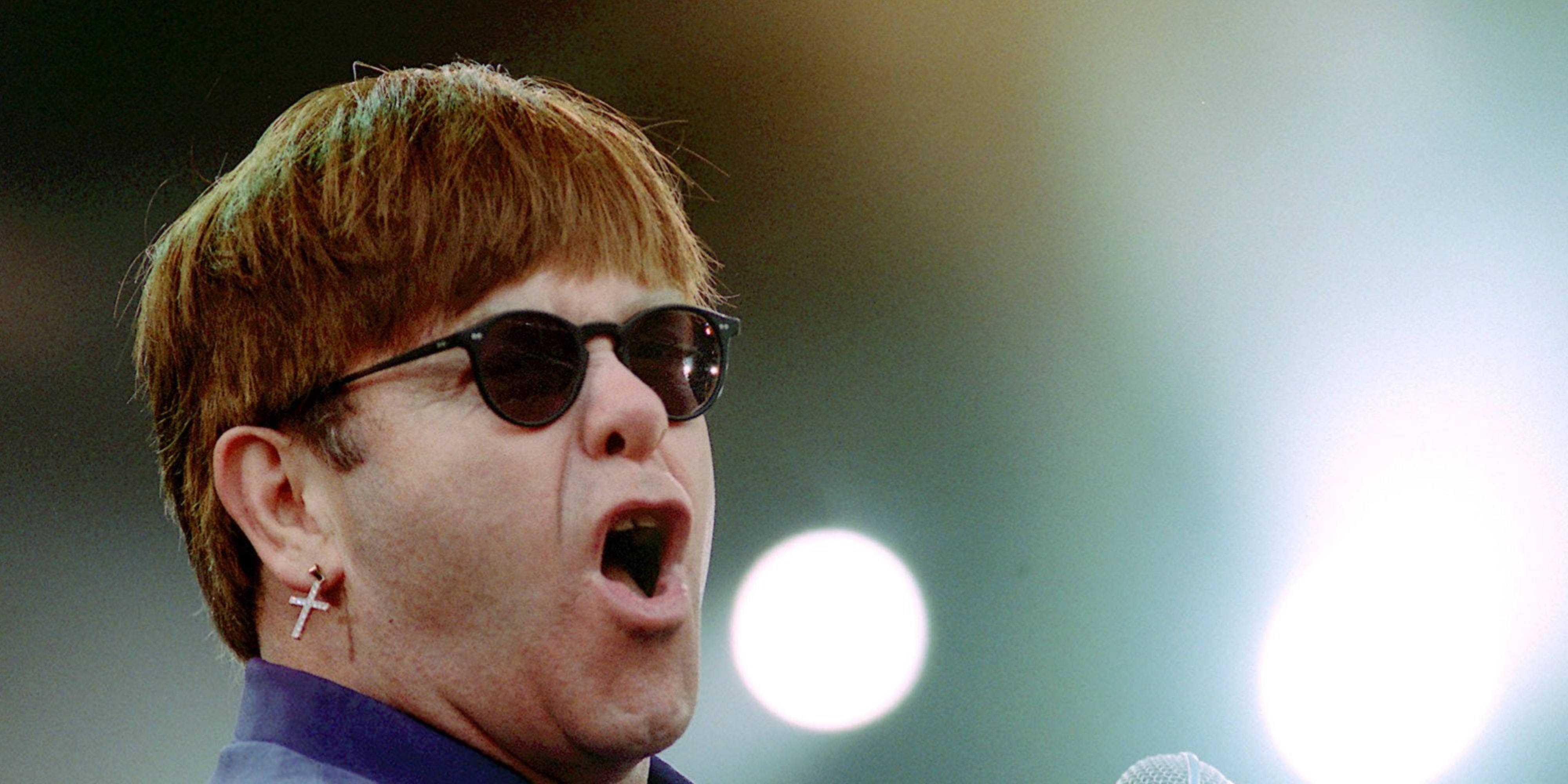 Elton John, microphone, sunglasses, 4K Desktop Wallpaper