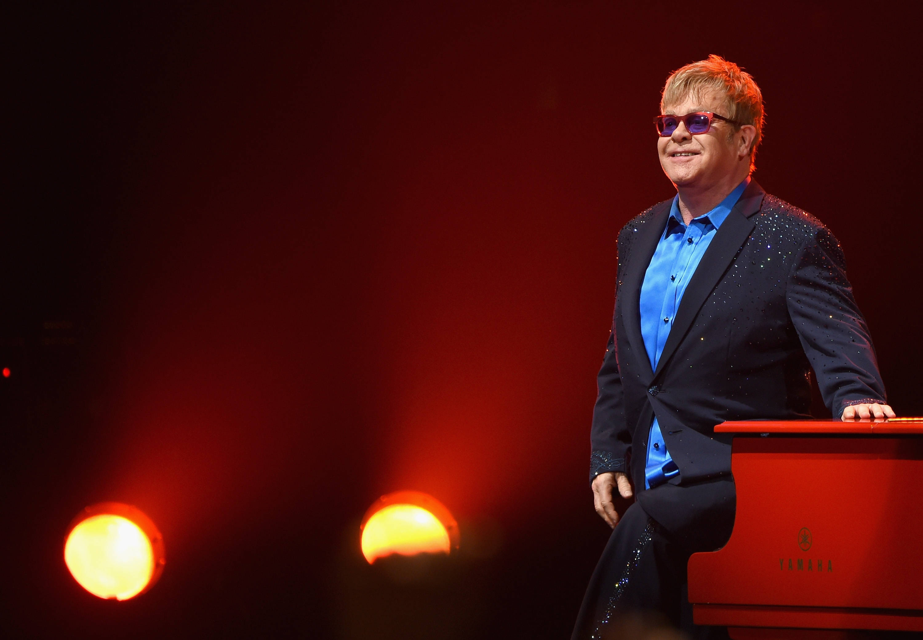 Elton John, red piano, warm stage lights, 2K Desktop Wallpaper