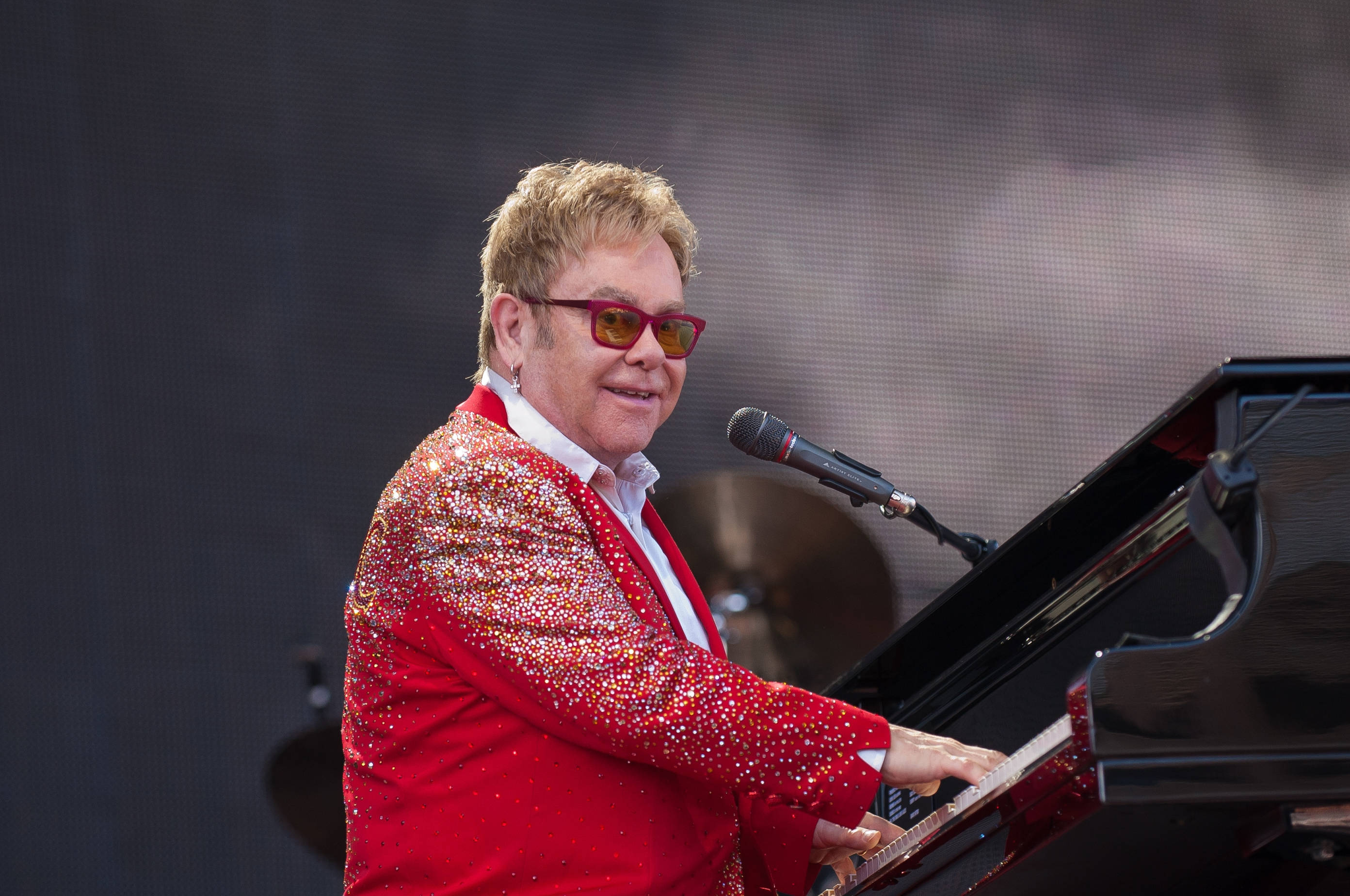 Elton John, red suit, grand piano, 2K Desktop Wallpaper