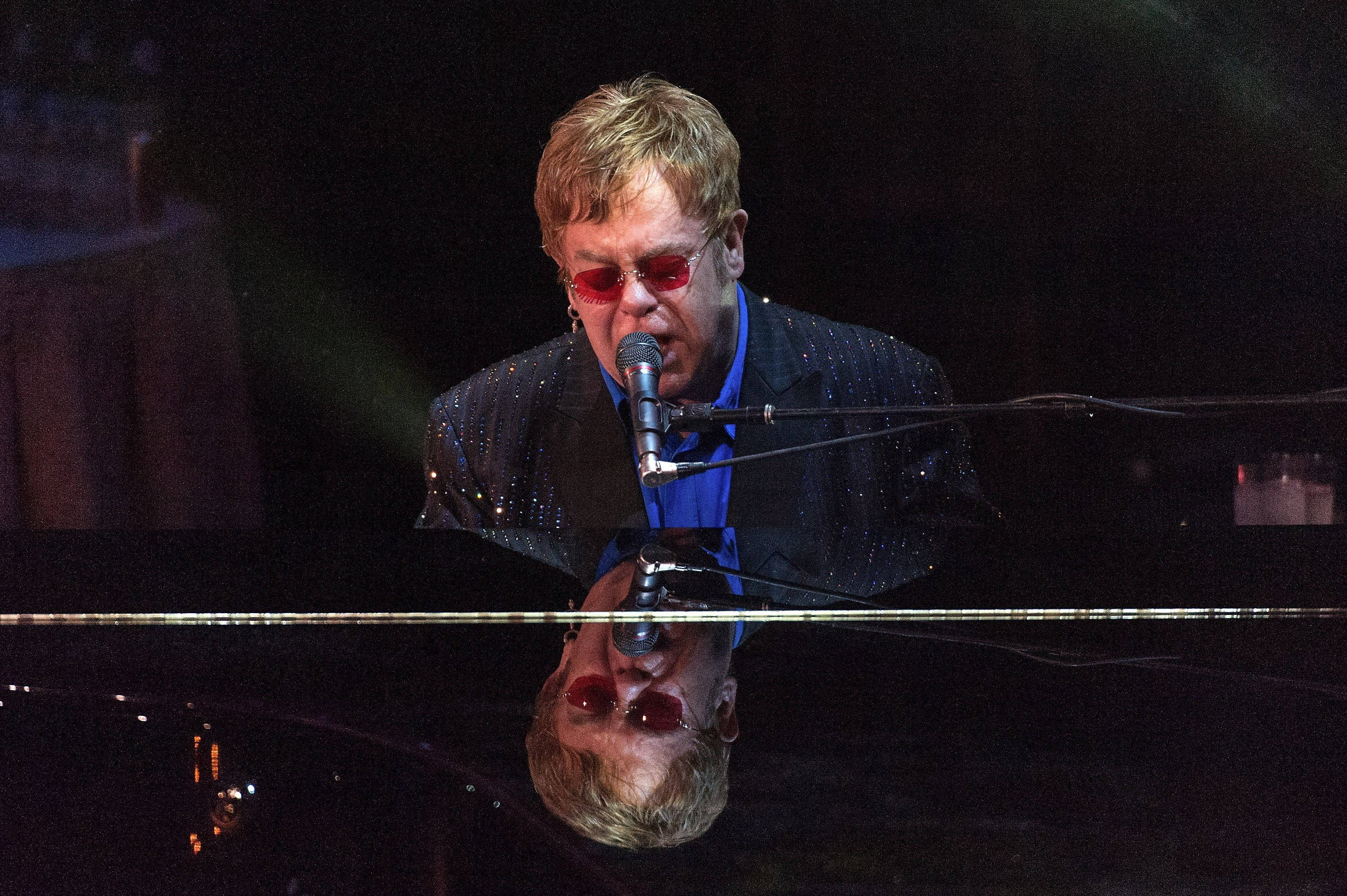 Elton John, concert piano, red sunglasses, 2K Desktop Wallpaper