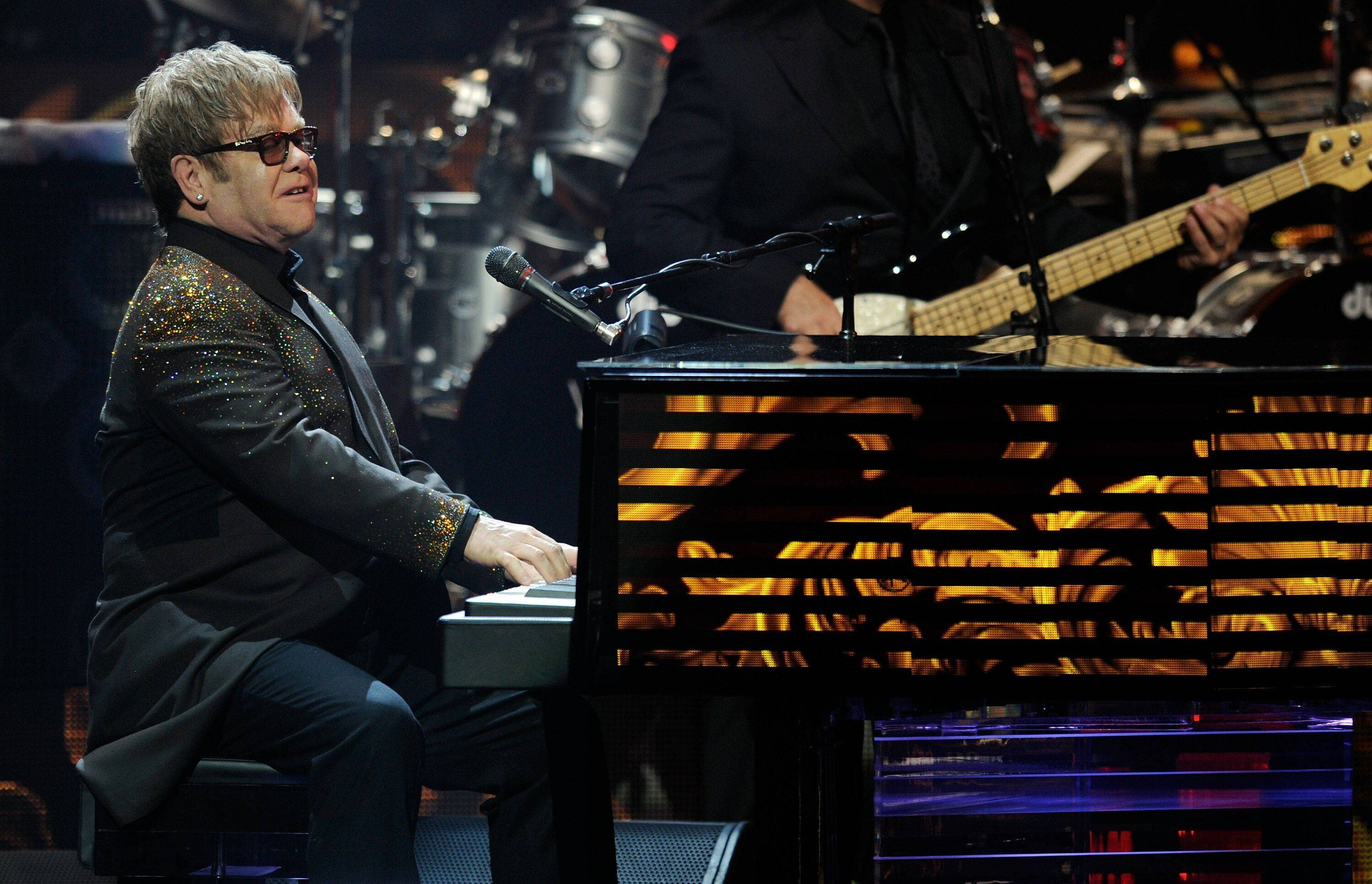 Elton John, piano, glittering jacket, 2K Desktop Wallpaper