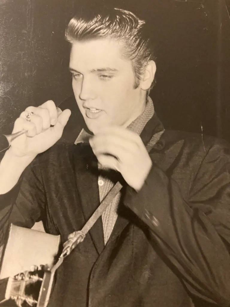 Elvis Presley, microphone, guitar, SD Phone Wallpaper
