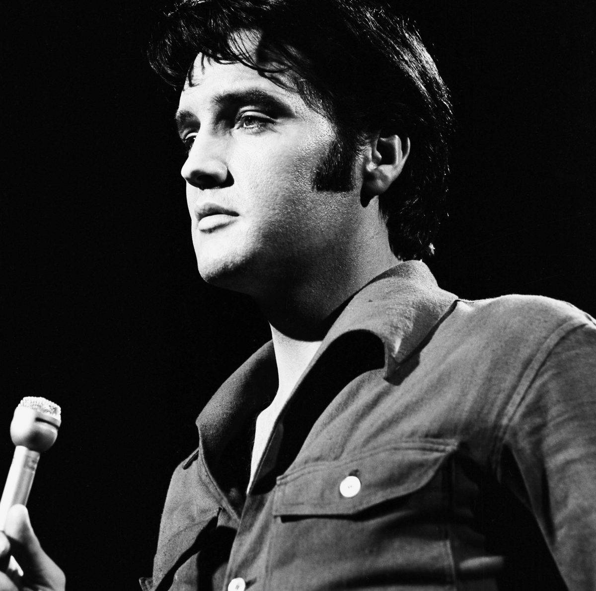 Elvis Presley, microphone, black and white, SD Desktop Wallpaper