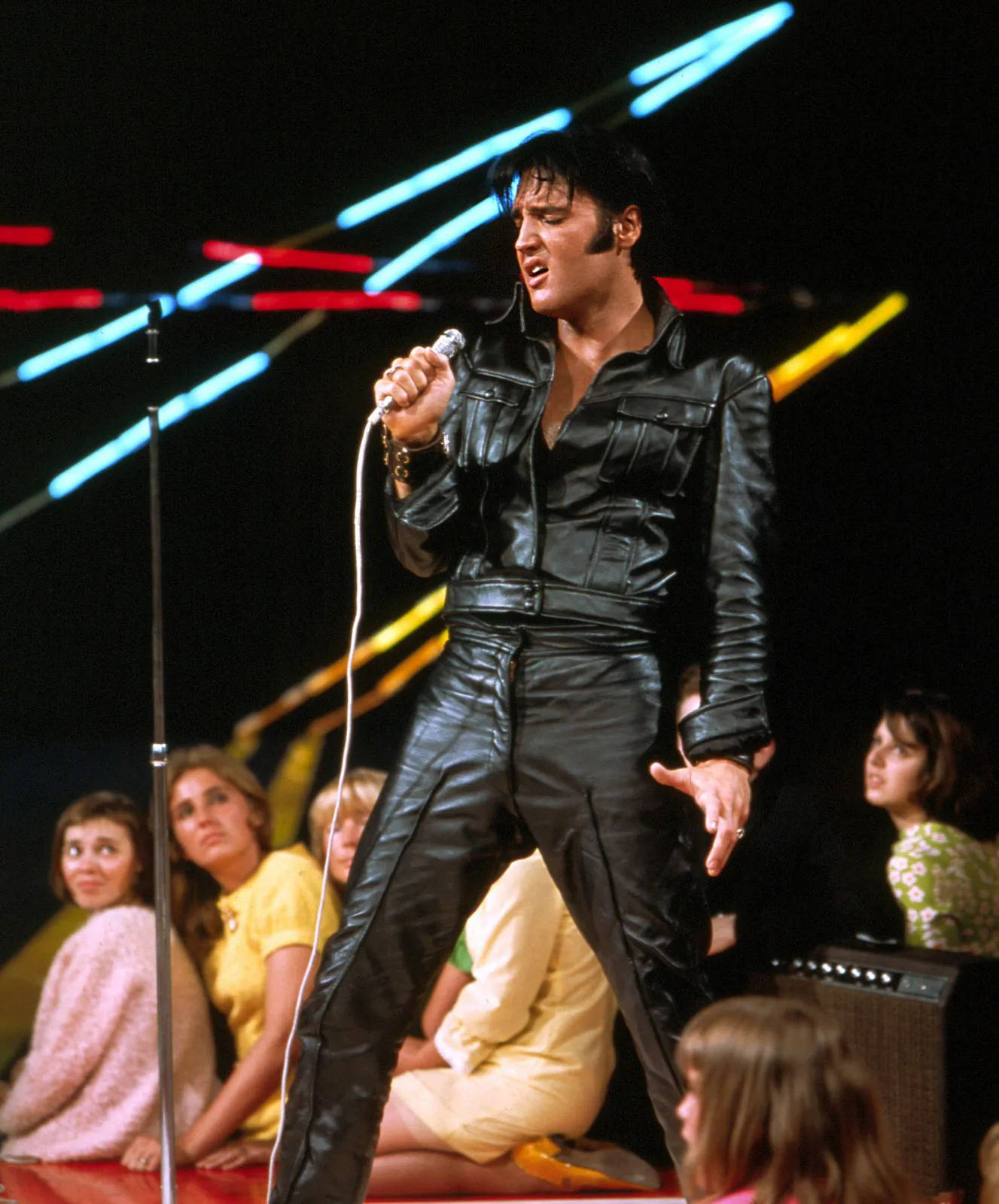 Elvis Presley, black leather jumpsuit, microphone, HD Phone Wallpaper