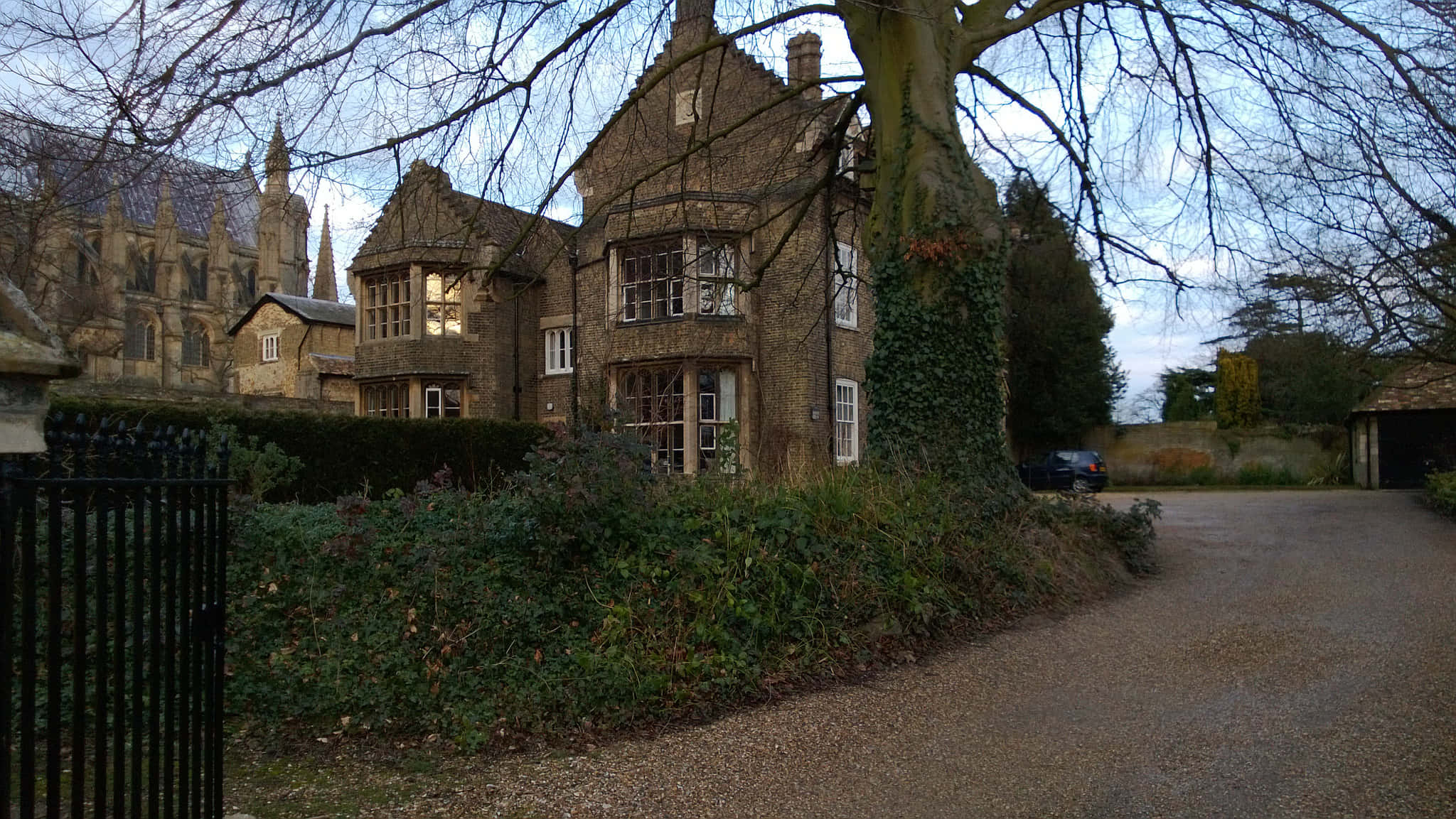 Ely, historic stone manor house, ivy-covered walls, Full HD Desktop Wallpaper
