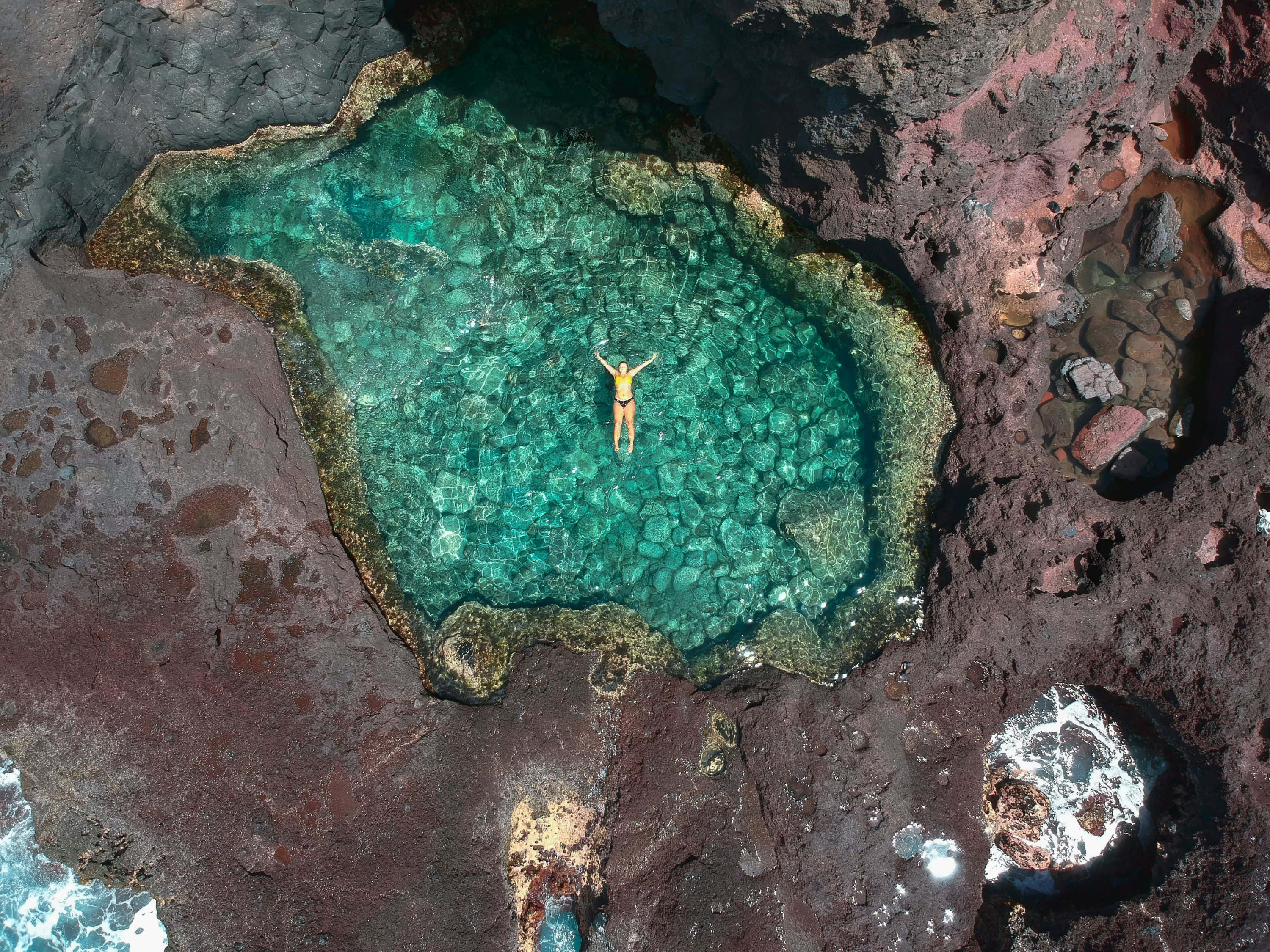 Emerald Green Natural Pool, turquoise natural rock pool, dark volcanic cliffs, 2K Desktop Wallpaper