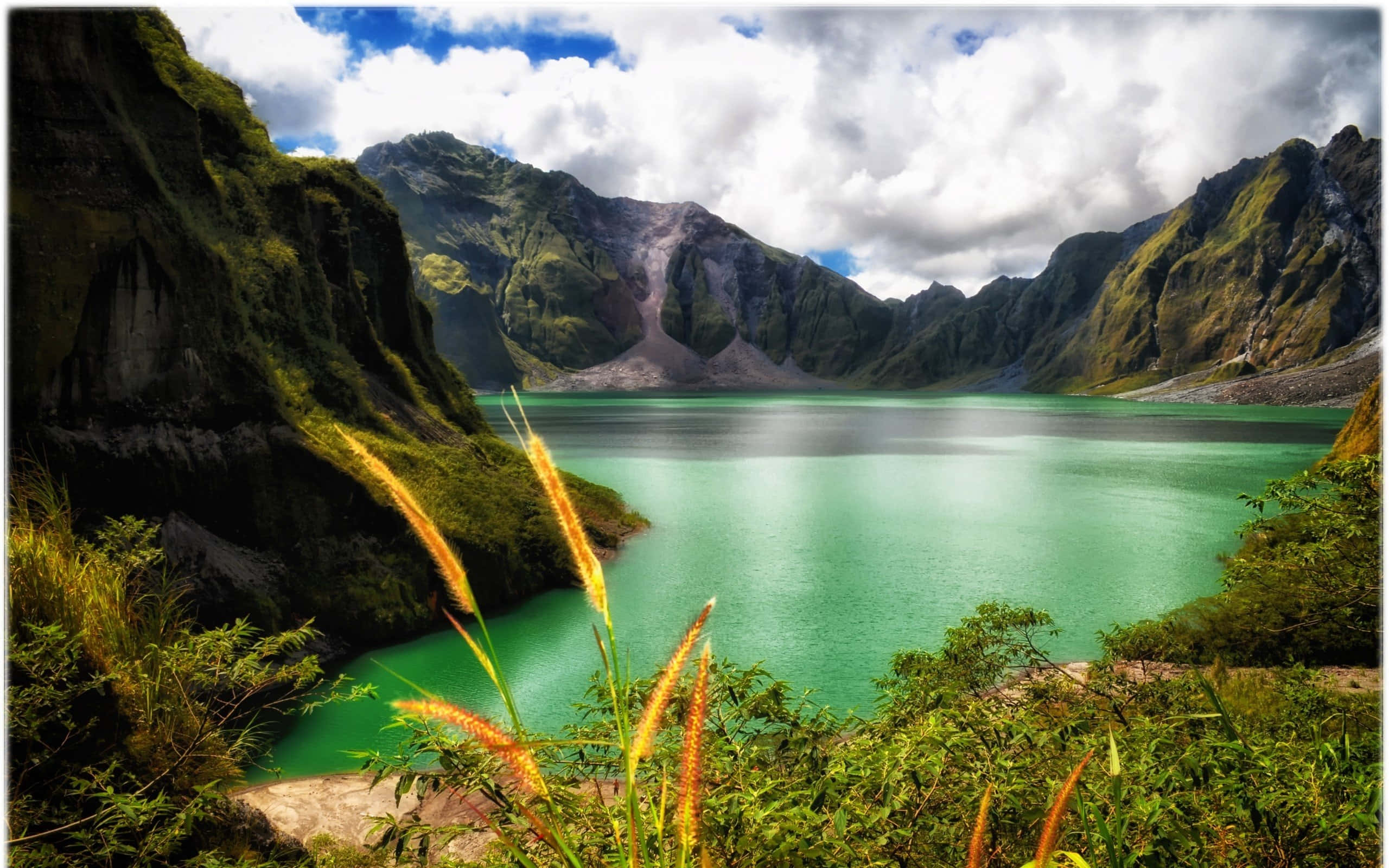 emerald green waters, vibrant turquoise lake, rugged volcanic crater, 2K Desktop Wallpaper