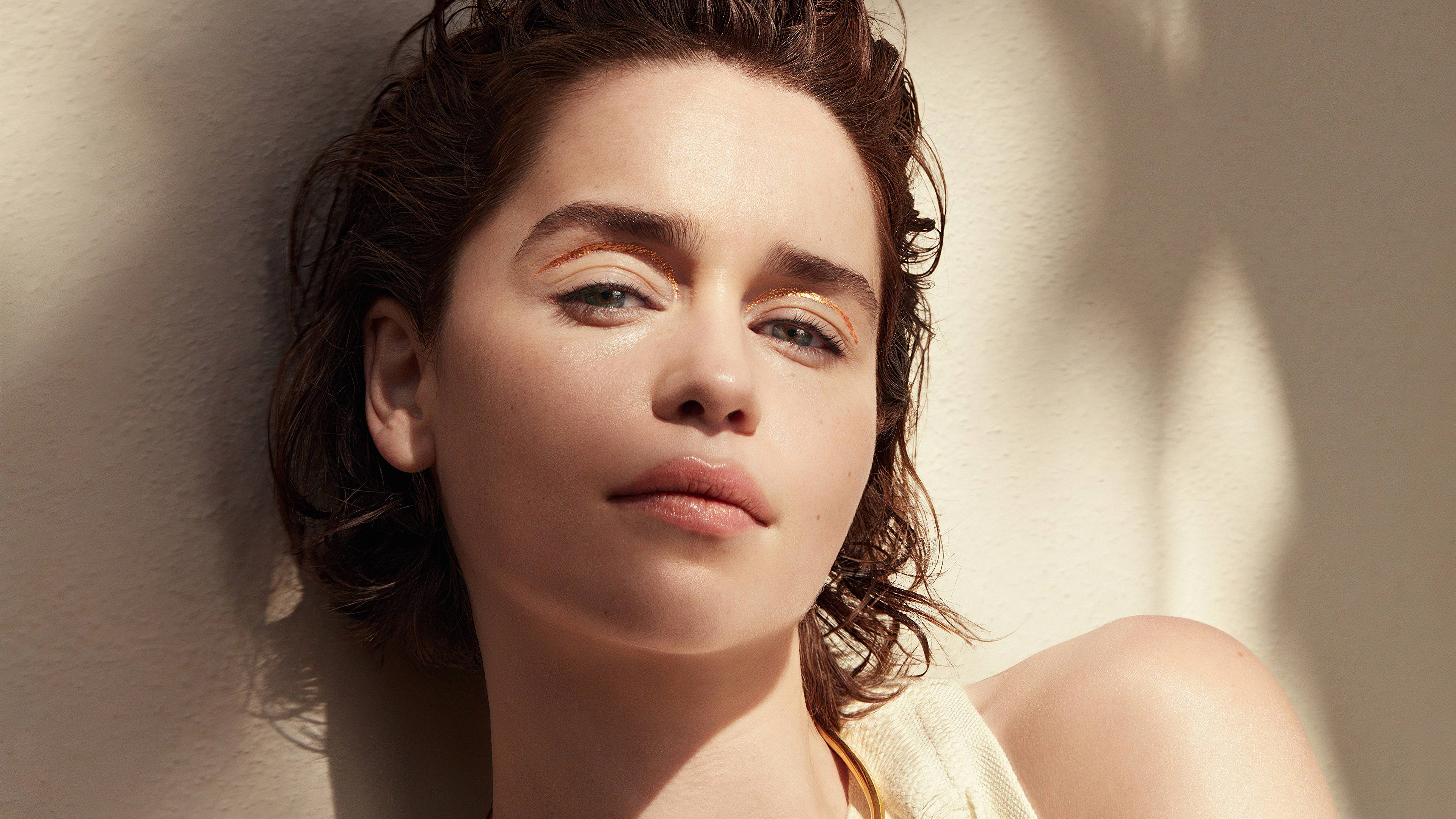 Emilia Clarke, wet hair, sunlit wall, 4K Desktop Wallpaper