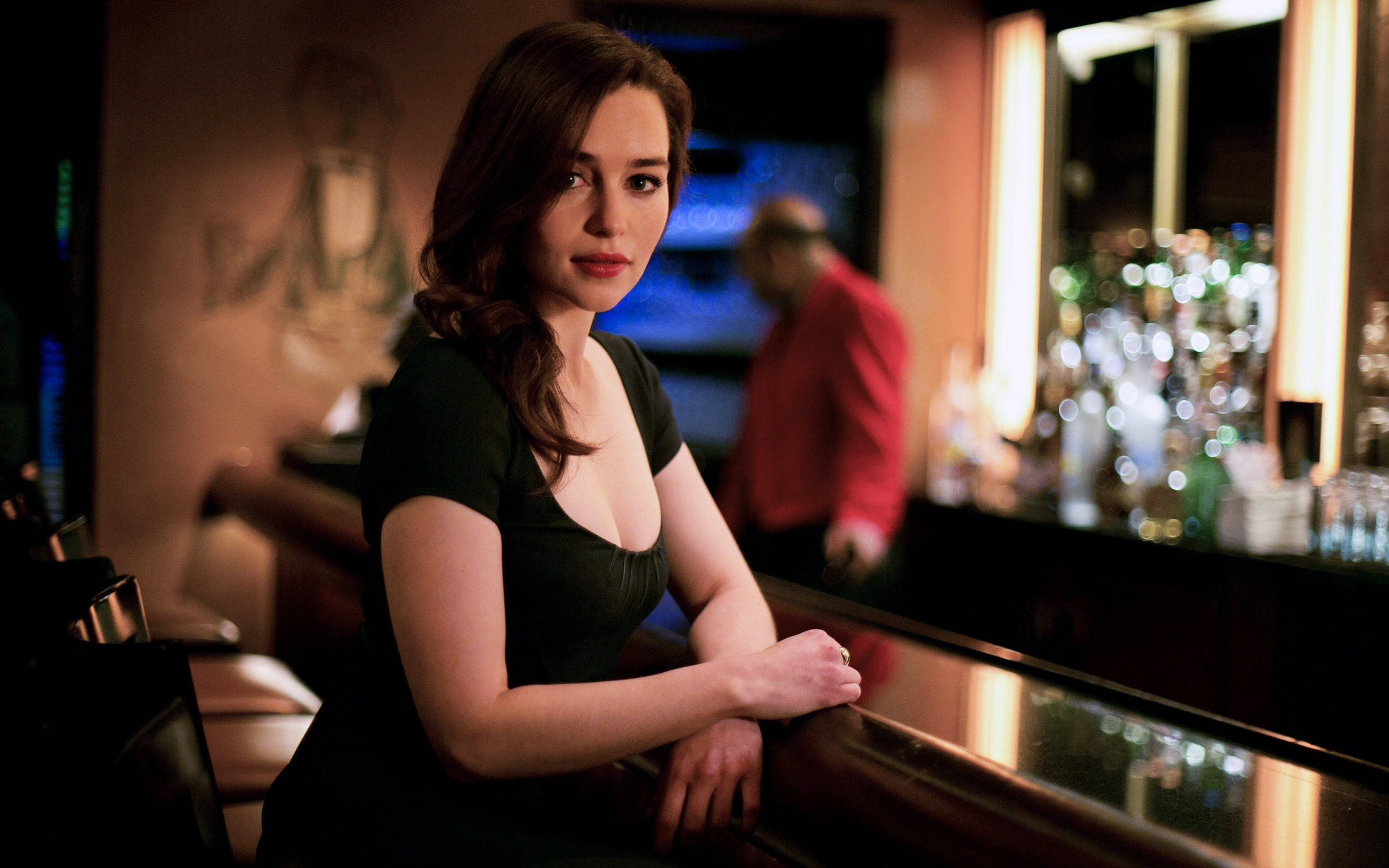 Emilia Clarke, black dress, bar counter, 2K Desktop Wallpaper