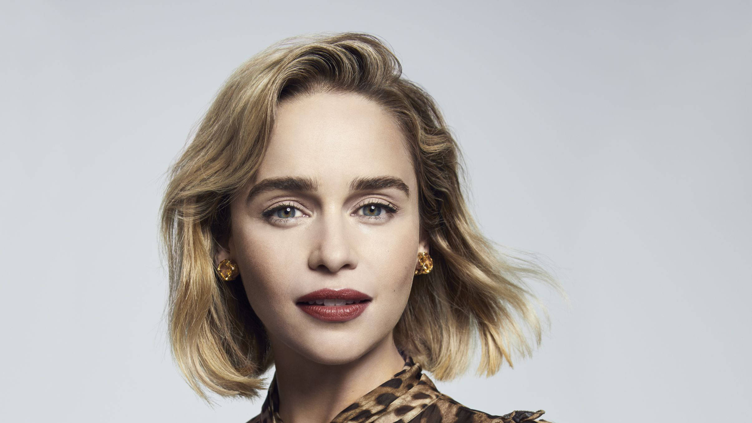 Emilia Clarke, blonde wavy bob, bold red lips, Full HD Desktop Wallpaper