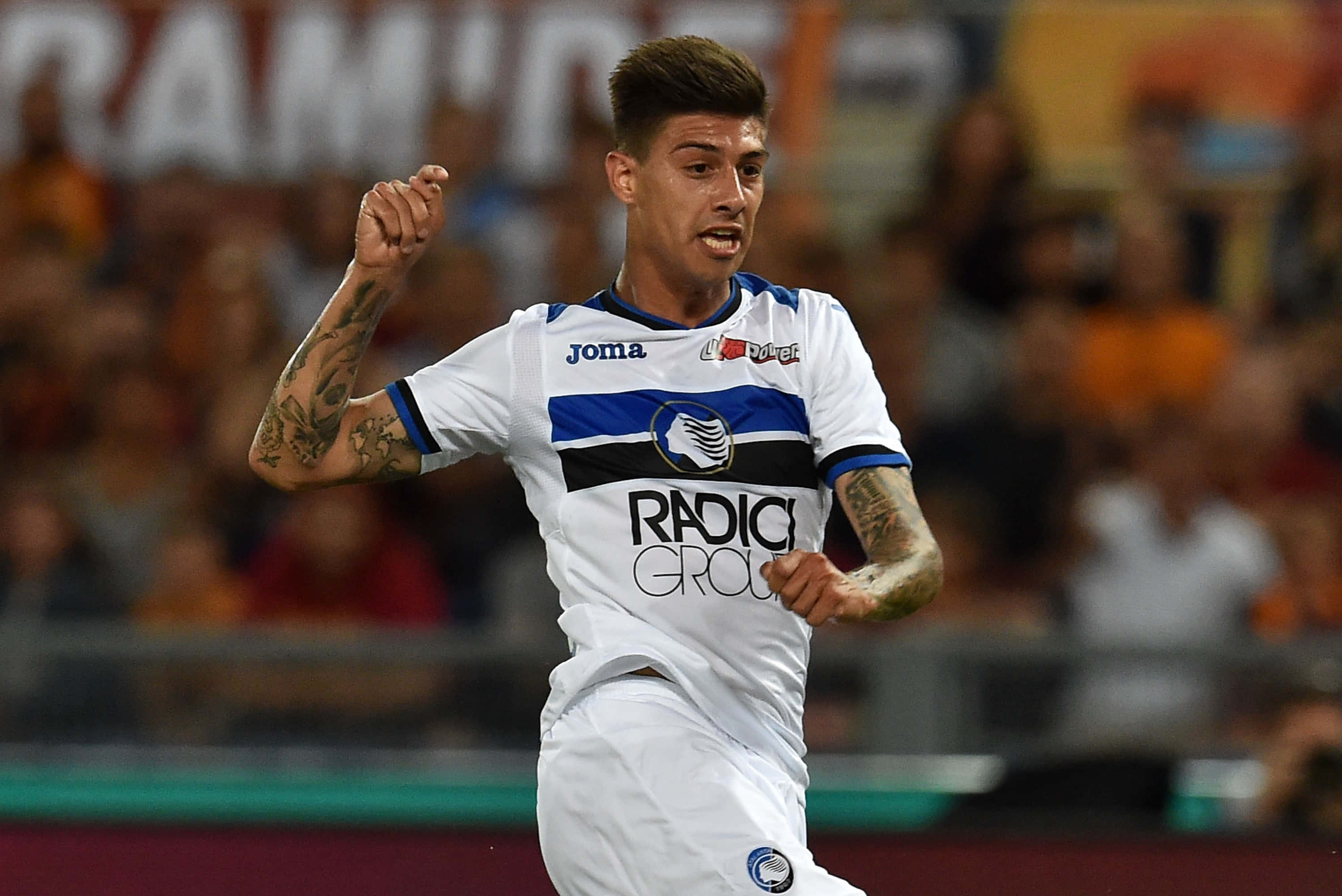 Emiliano Rigoni, white blue and black striped jersey, stadium field, 2K Desktop Wallpaper