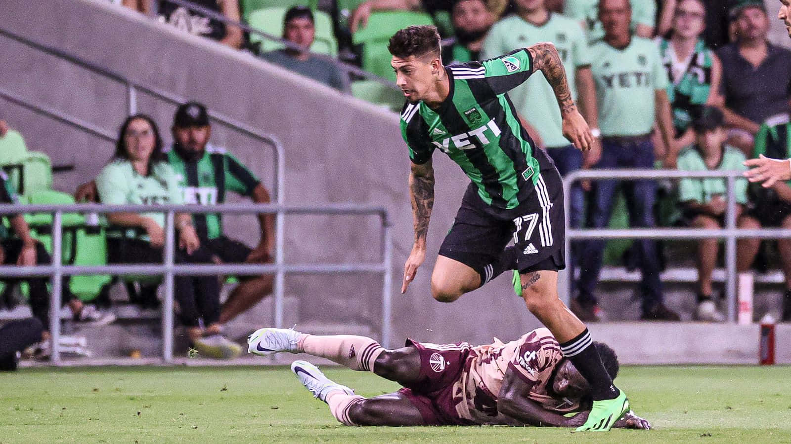 Emiliano Rigoni, green and black jersey, maroon jersey, HD Desktop Wallpaper