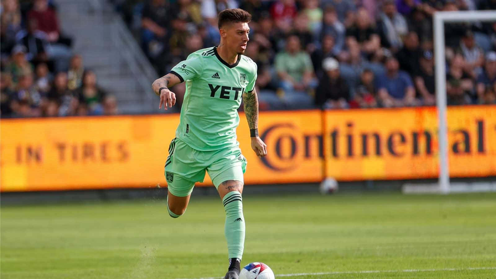 Emiliano Rigoni, light green uniform, grass field, HD Desktop Wallpaper
