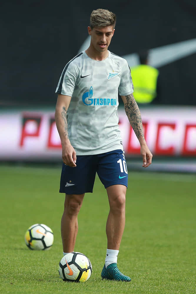Emiliano Rigoni, light gray jersey, blue shorts, SD Phone Wallpaper
