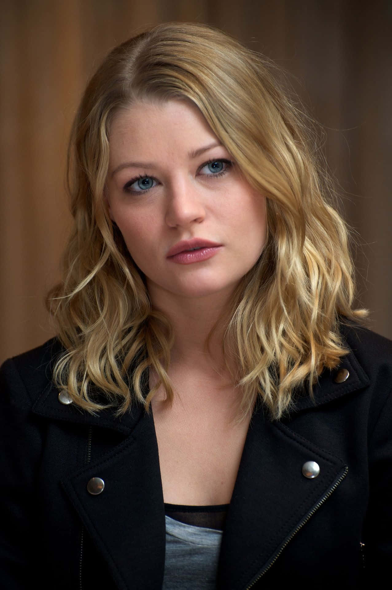 Emilie de ravin, wavy blonde hair, blue eyes, Full HD Phone Wallpaper