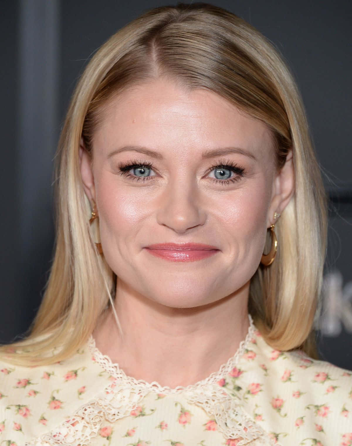 Emilie de ravin, floral blouse, gold hoop earrings, HD Phone Wallpaper