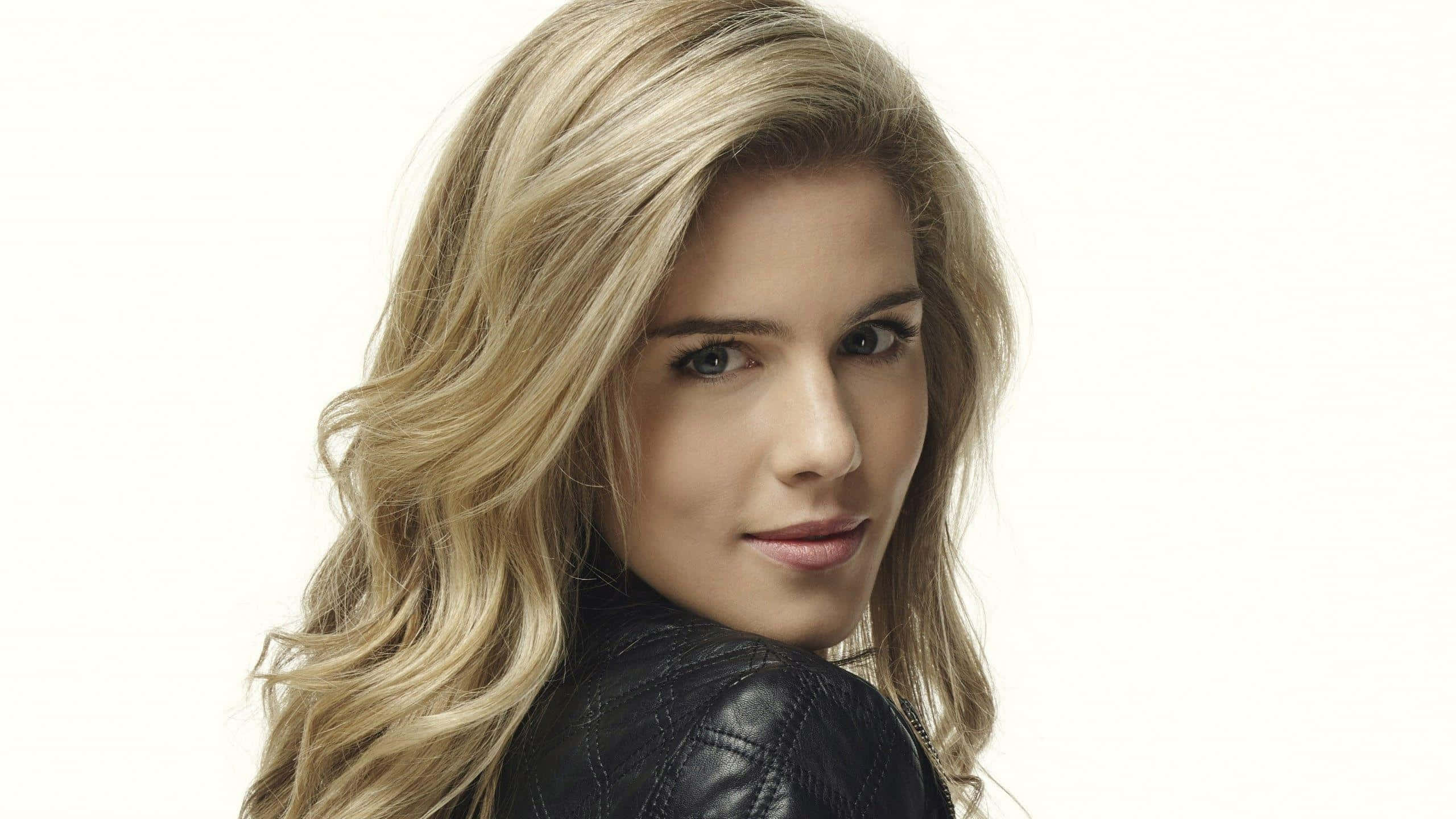Emily Bett Rickards, blonde hairstyle, wavy blonde hair, 2K Desktop Wallpaper