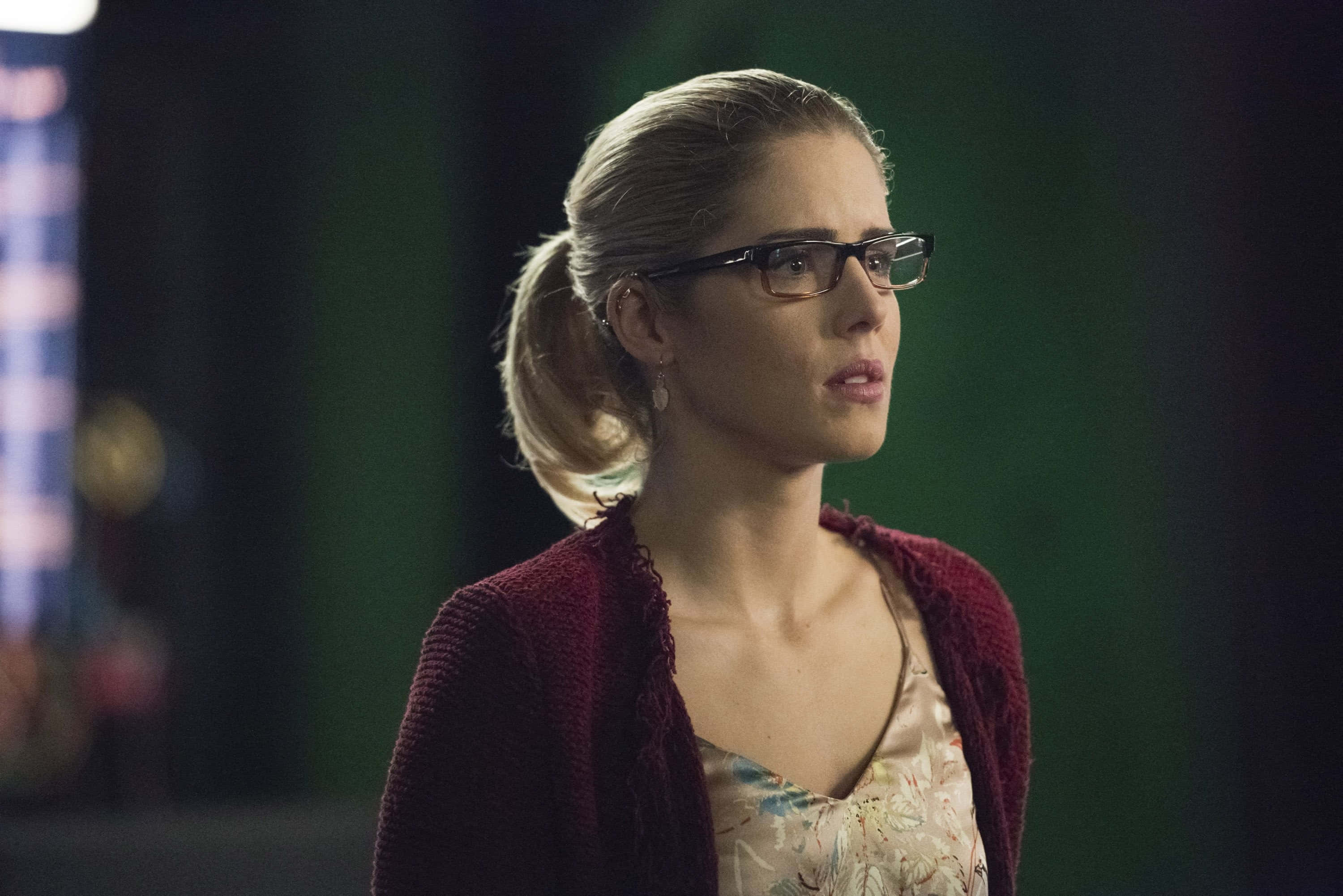 Emily Bett Rickards, blonde hair, ponytail, 2K Desktop Wallpaper