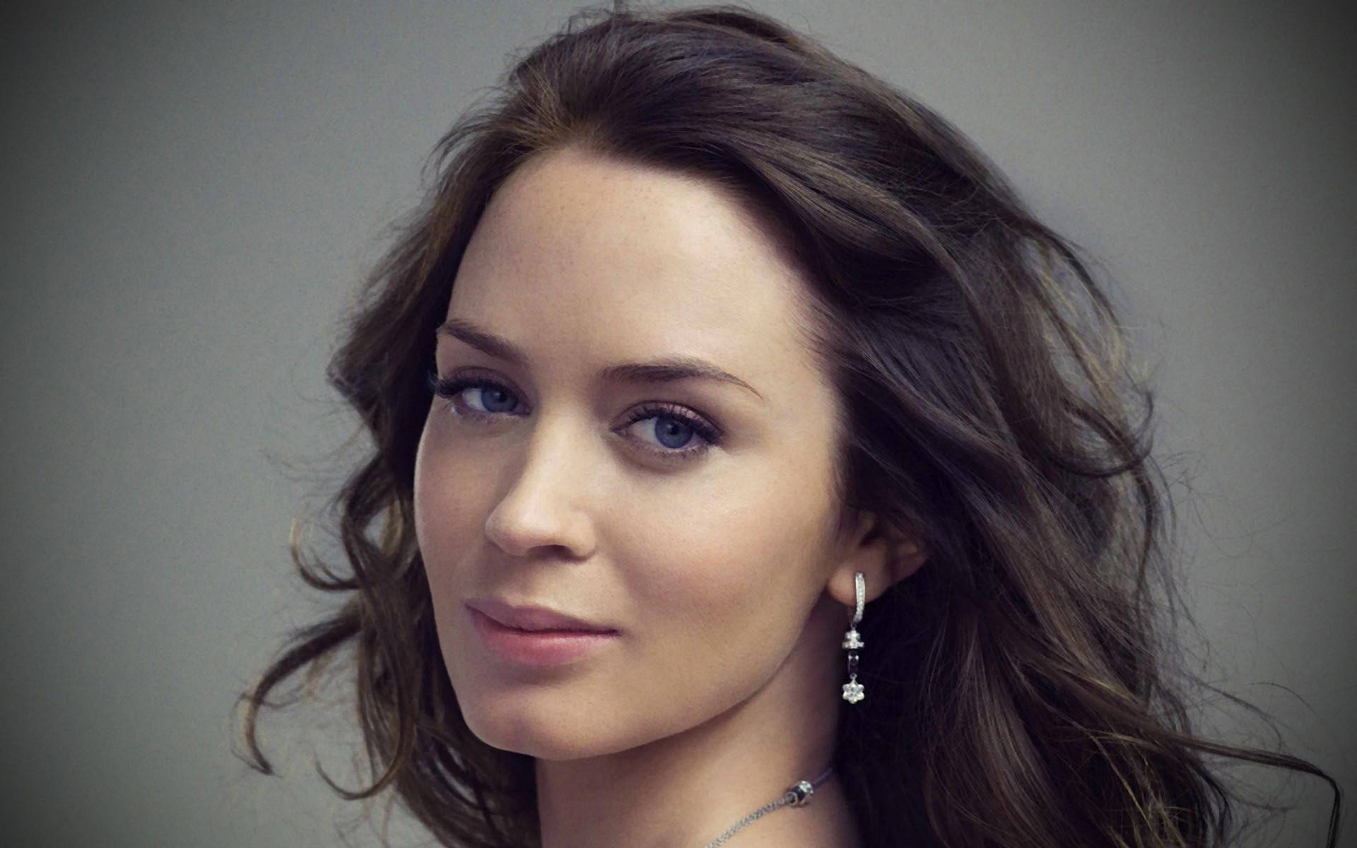 Emily Blunt, wavy brown hair, striking blue eyes, Full HD Desktop Wallpaper