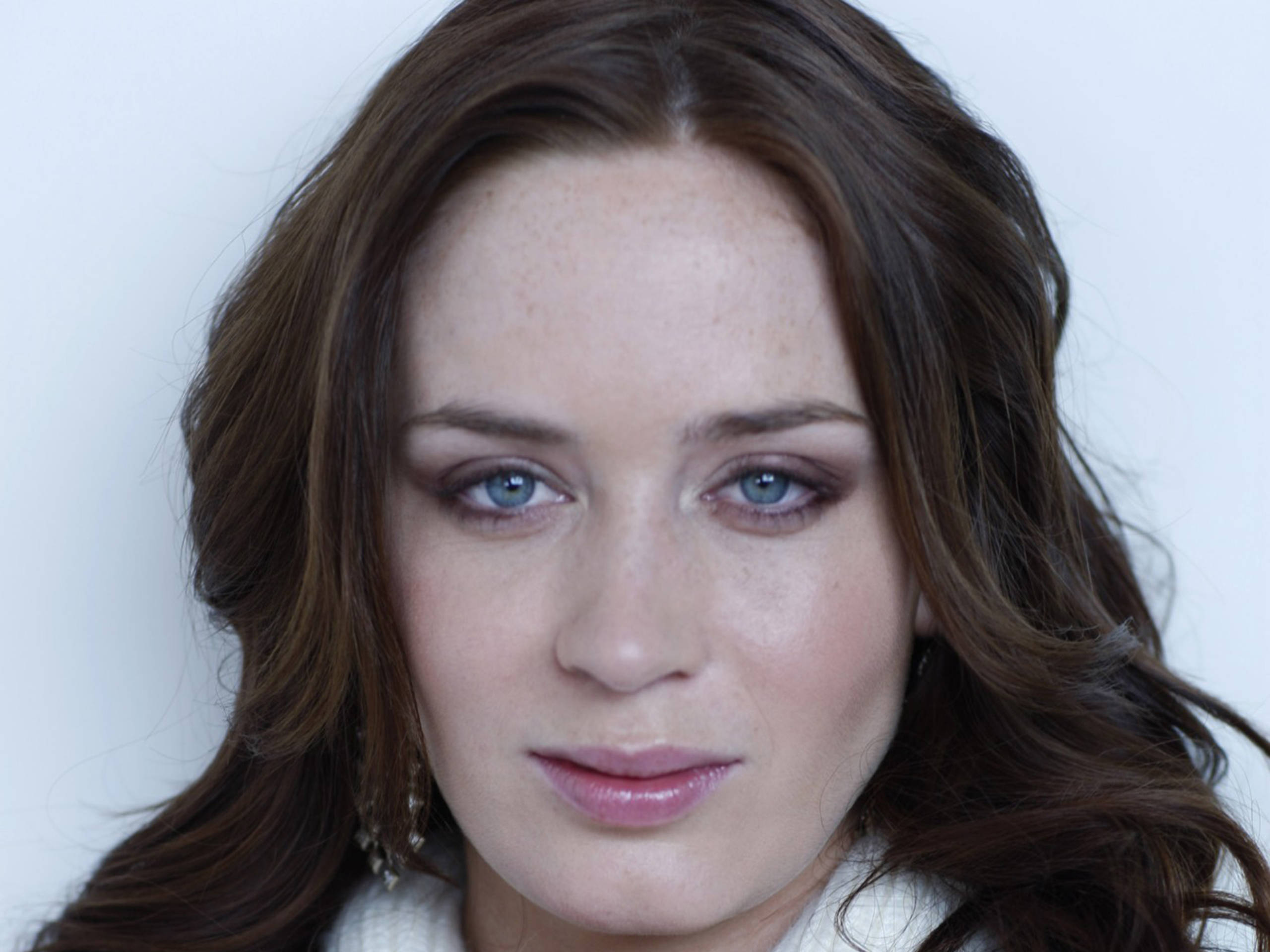 Emily Blunt, blue eyes, wavy brown hair, 2K Desktop Wallpaper