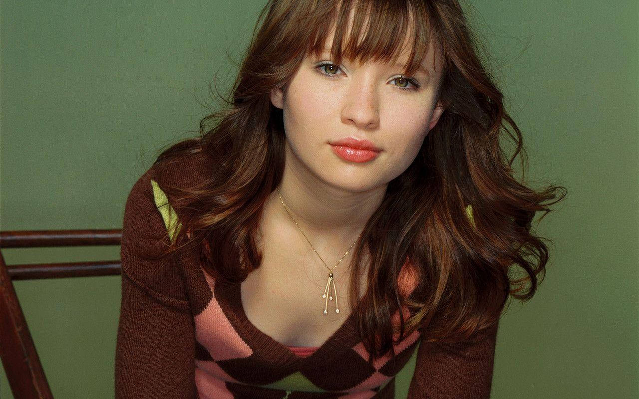 Emily Browning, wavy brown hair, freckles, HD Desktop Wallpaper